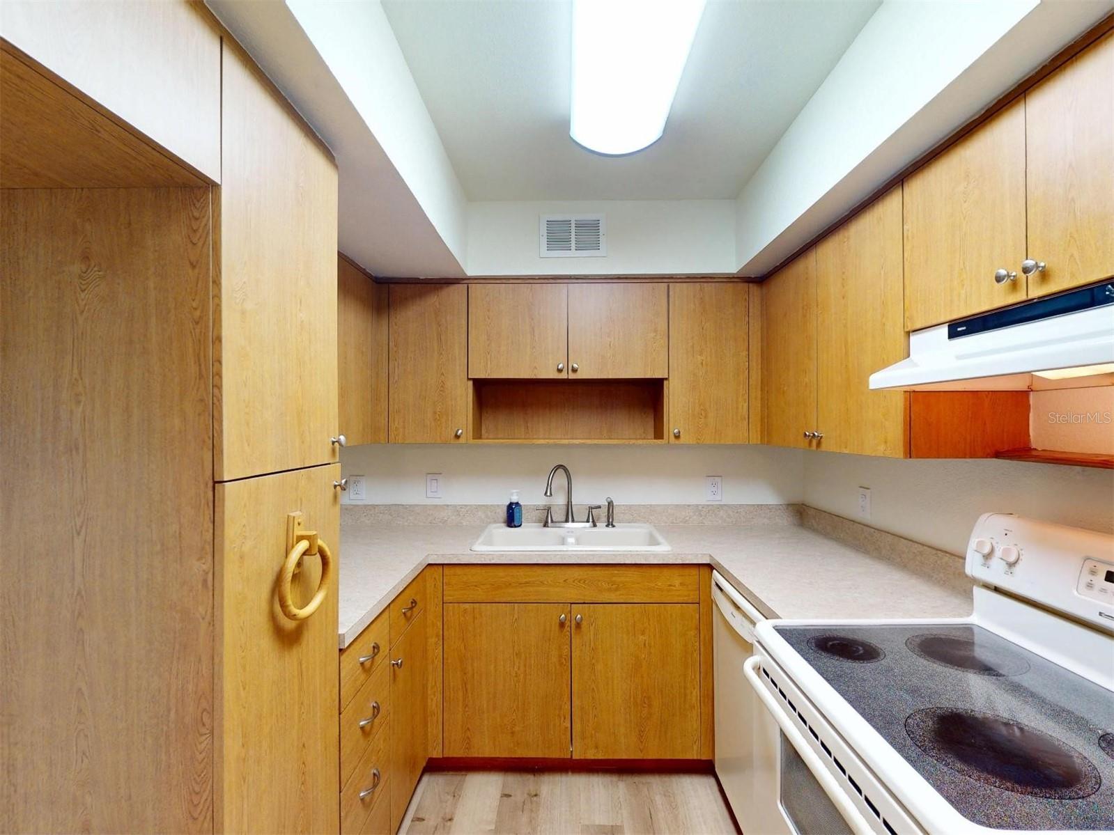 Image 7 of 32 For 21267 Gertrude Avenue 113
