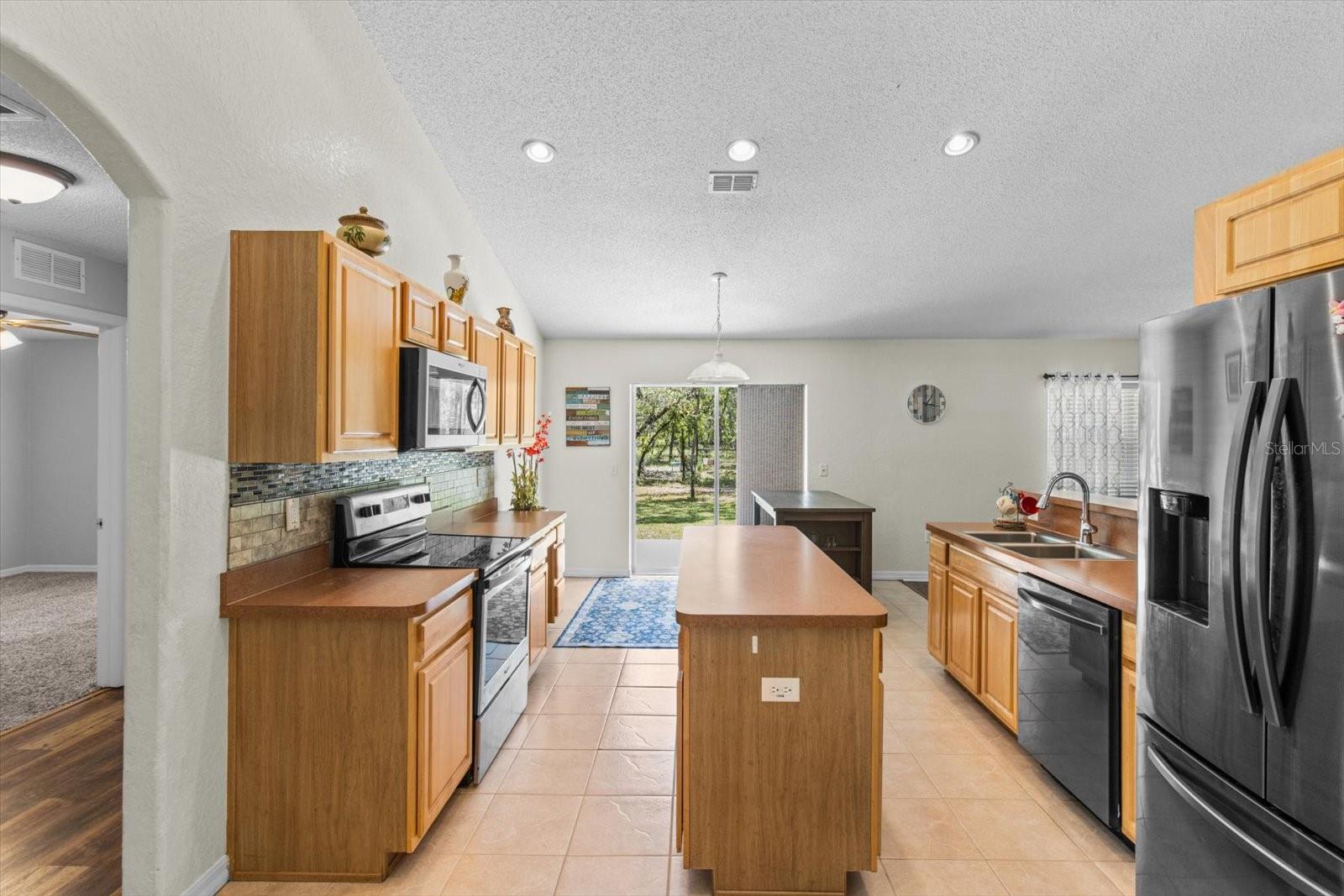 Listing photo id 3 for 16038 Malden Road