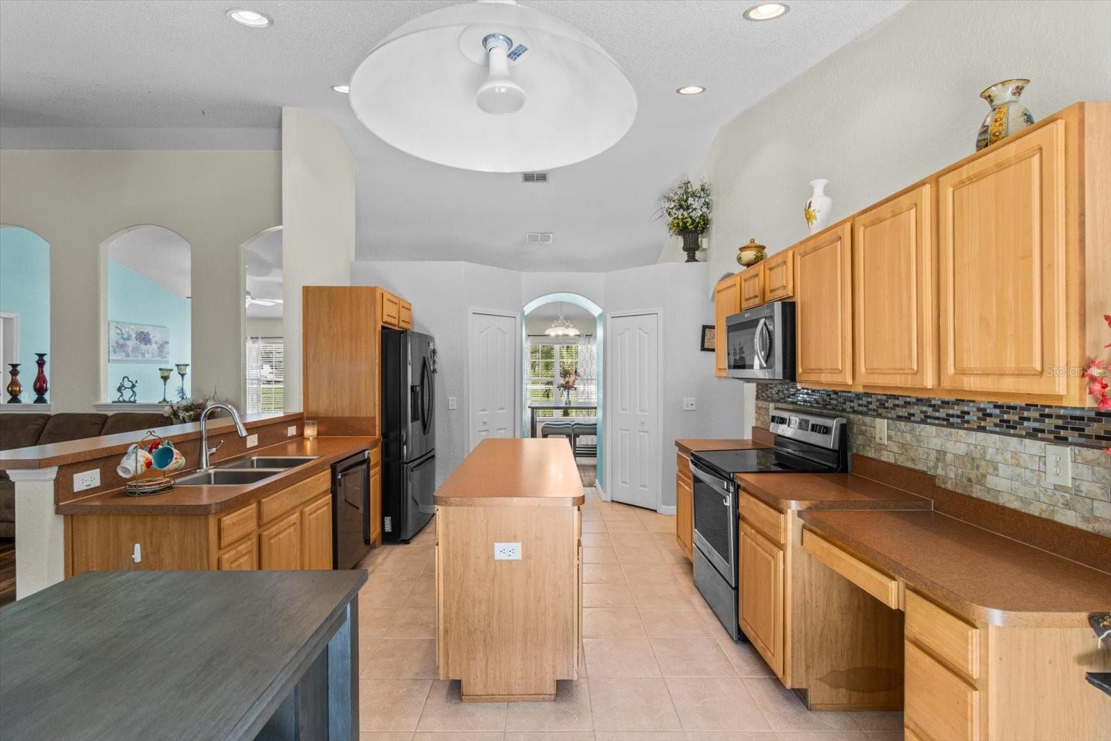 Listing photo id 4 for 16038 Malden Road