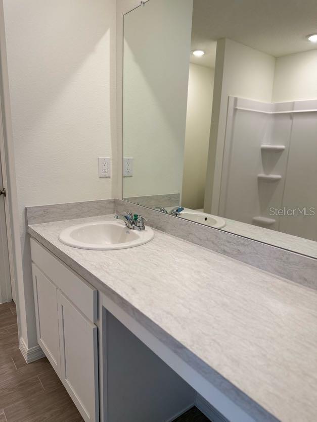 Listing photo id 8 for 5718 Decarlo Drive