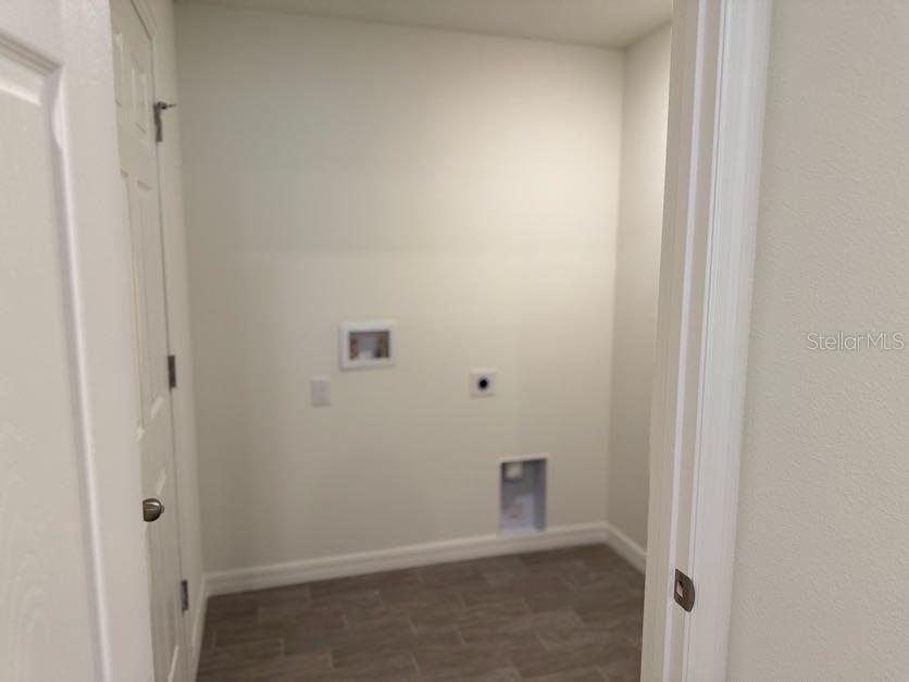 Listing photo id 11 for 5718 Decarlo Drive