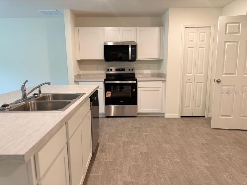 Listing photo id 4 for 5718 Decarlo Drive