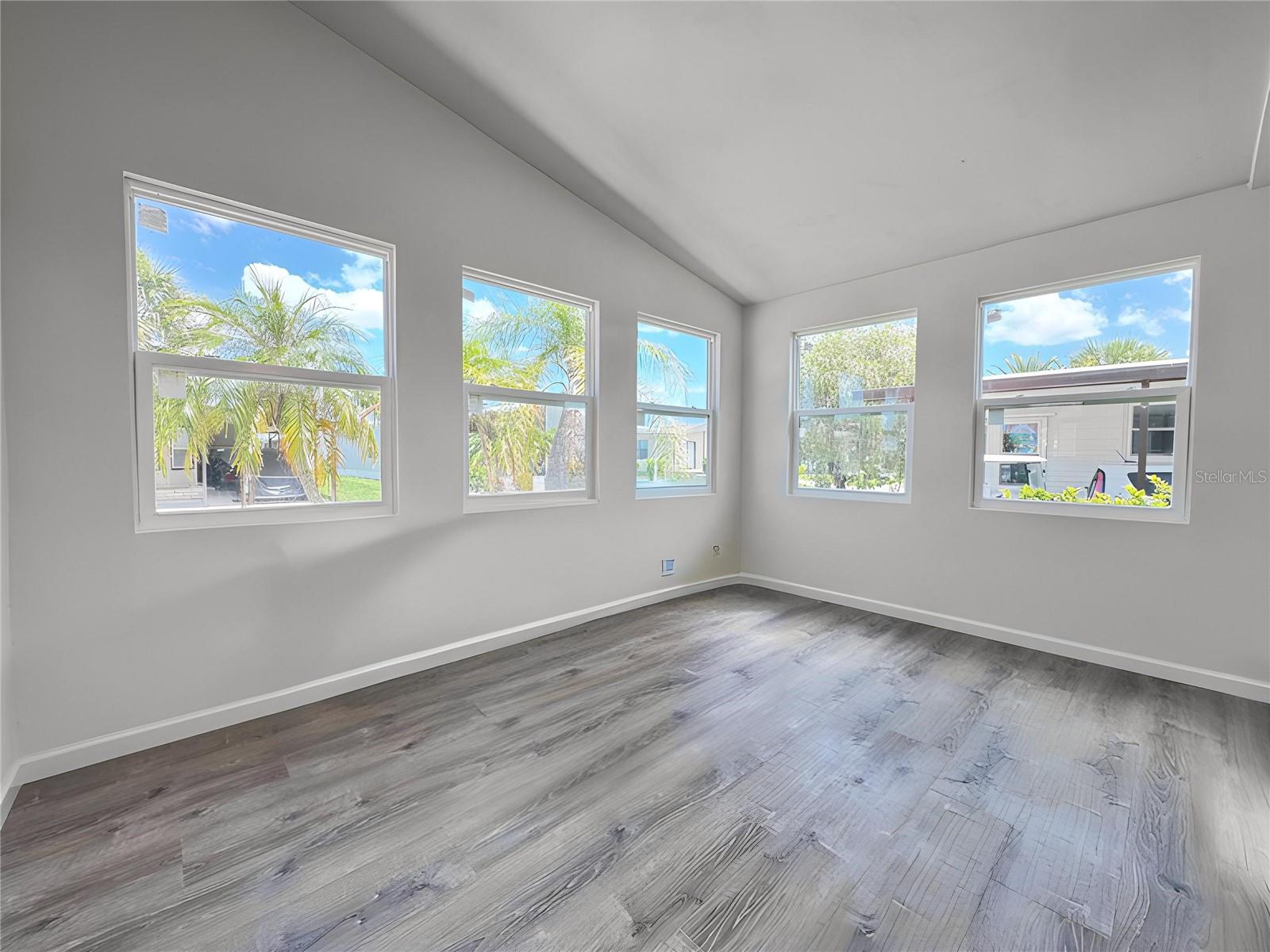 Image 14 of 34 For 722 Riverview Circle