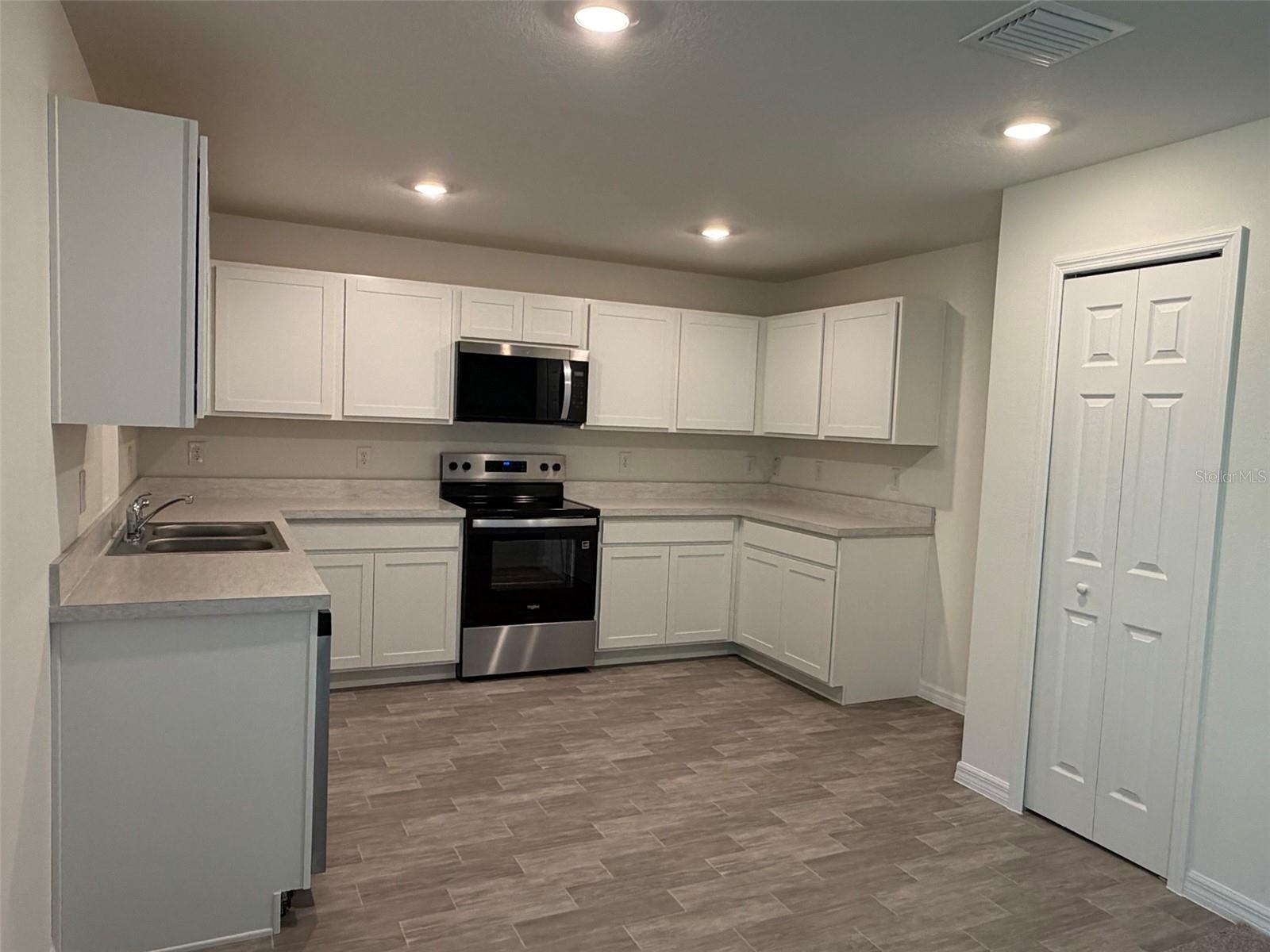 Image 3 of 8 For 880 Hudson Valley Drive