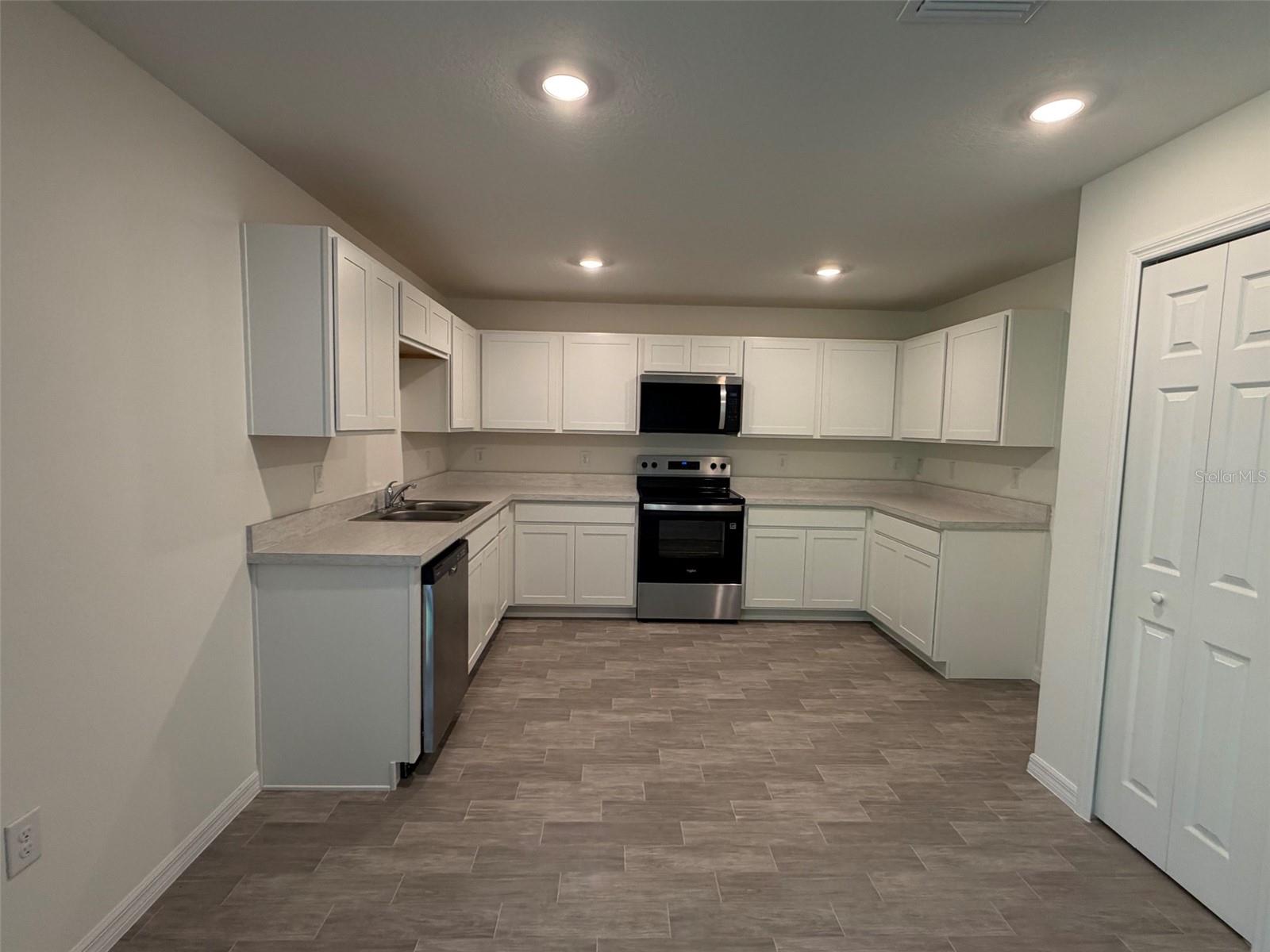 Image 4 of 8 For 880 Hudson Valley Drive