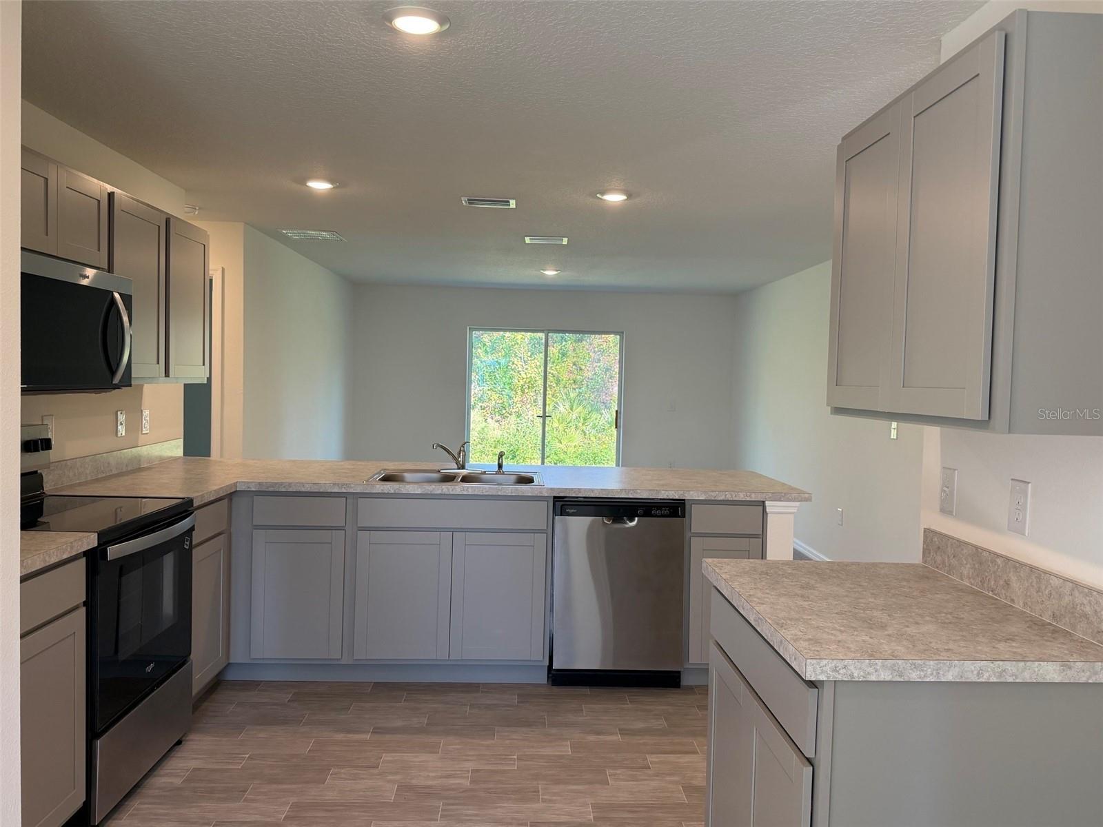 Image 3 of 7 For 892 Hudson Valley Drive