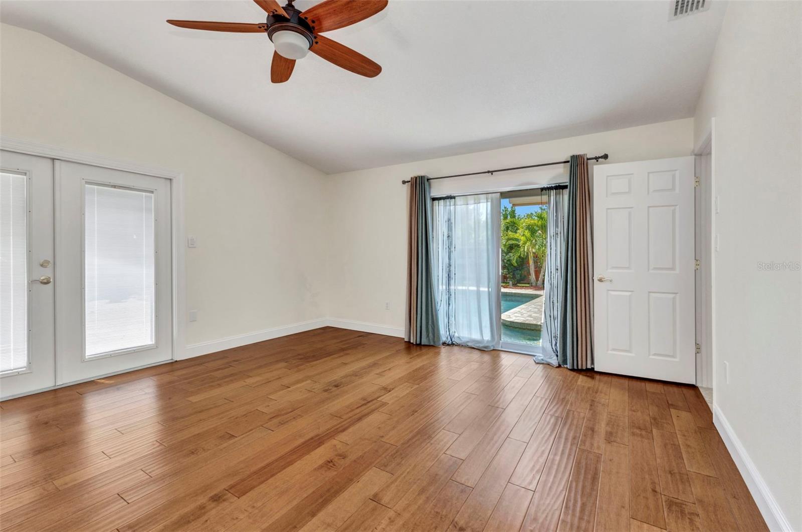 Image 11 of 42 For 334 Macarthur Drive