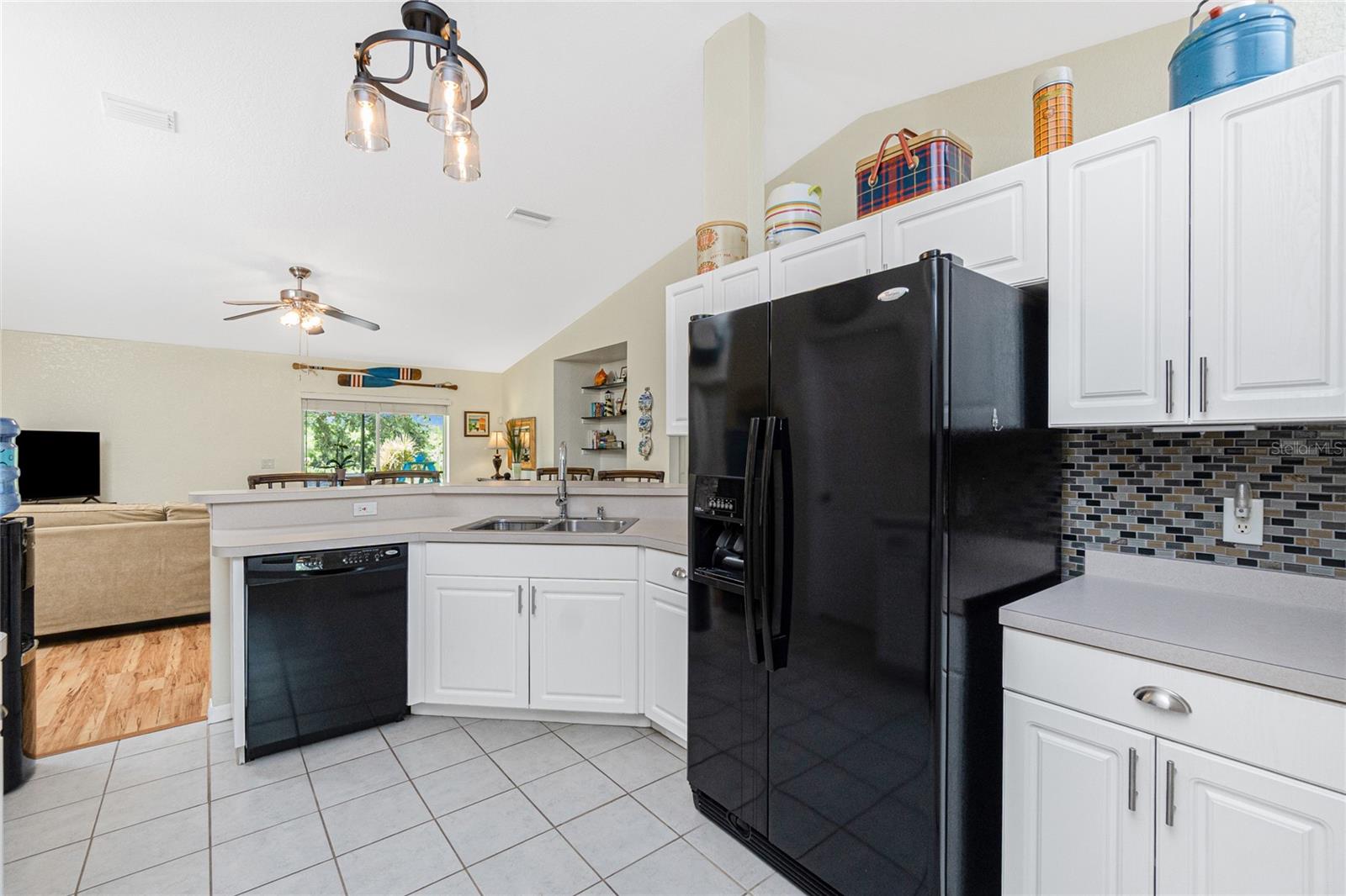 Image 13 of 42 For 9347 Loyola Avenue
