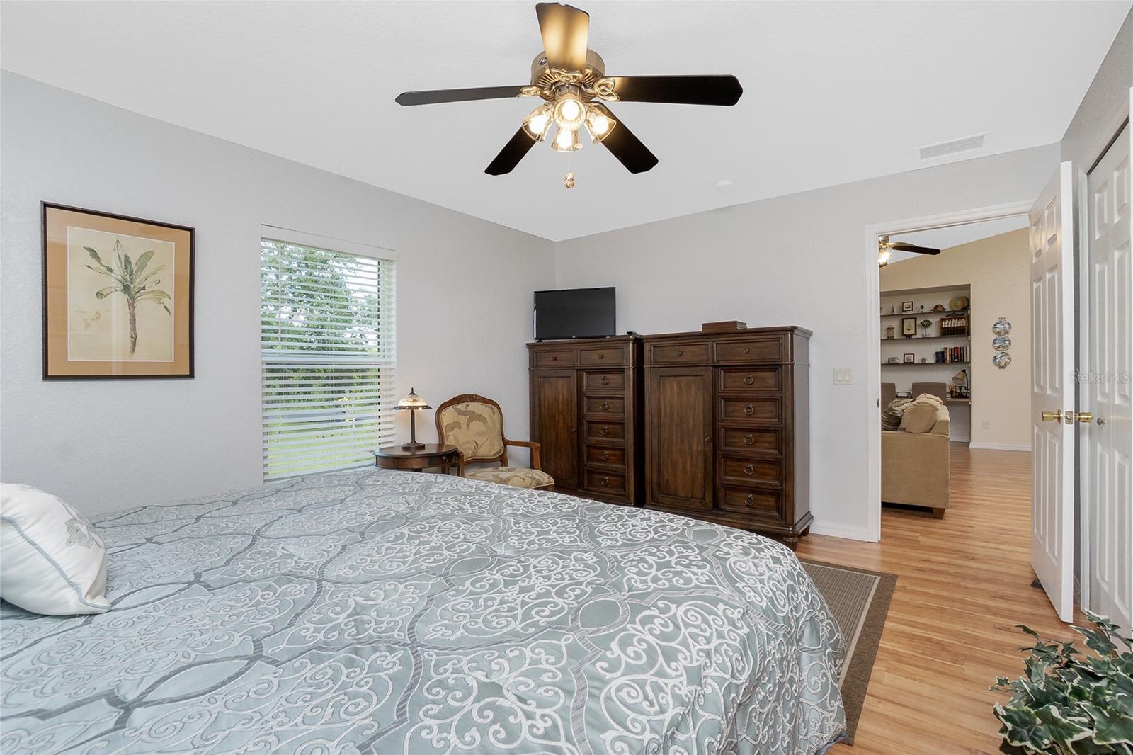 Image 21 of 42 For 9347 Loyola Avenue