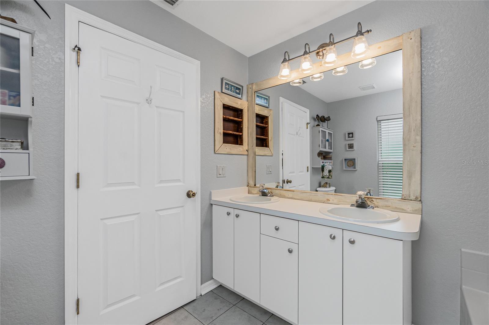 Image 24 of 42 For 9347 Loyola Avenue