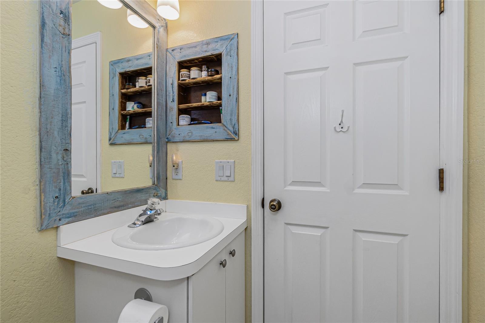 Image 30 of 42 For 9347 Loyola Avenue