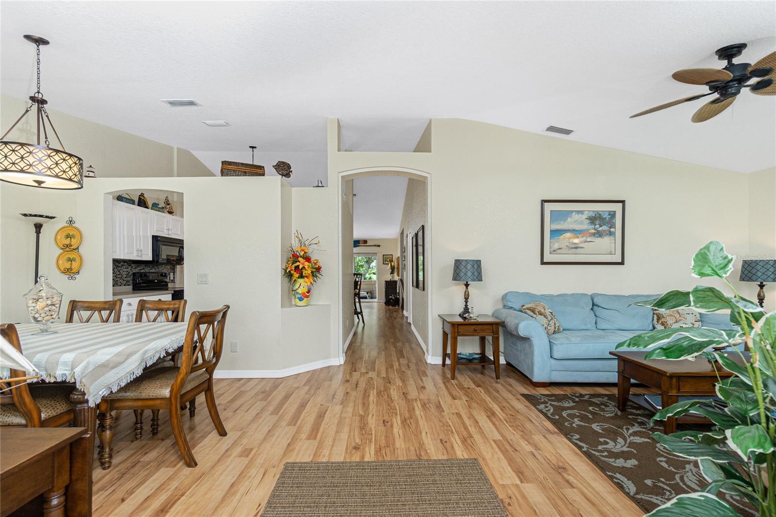 Image 6 of 42 For 9347 Loyola Avenue