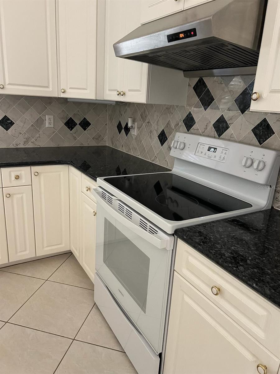 Image 4 of 35 For 1052 Hartsdale Street