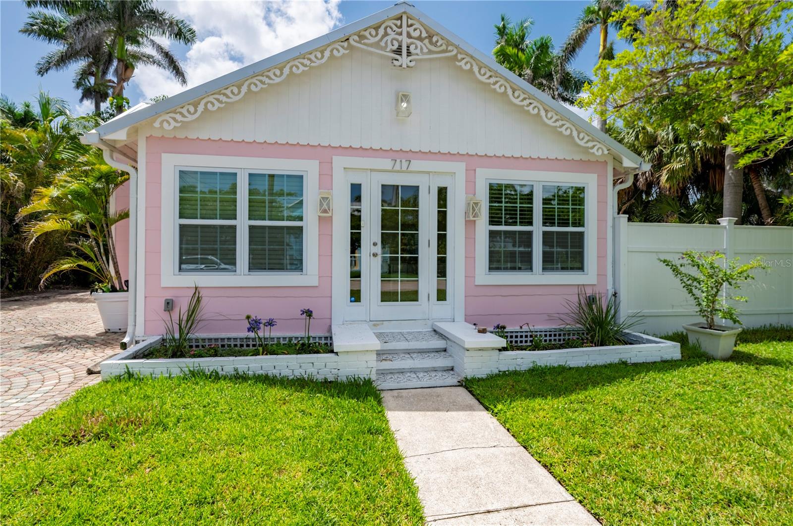 Image 10 of 57 For 717 Marion Avenue