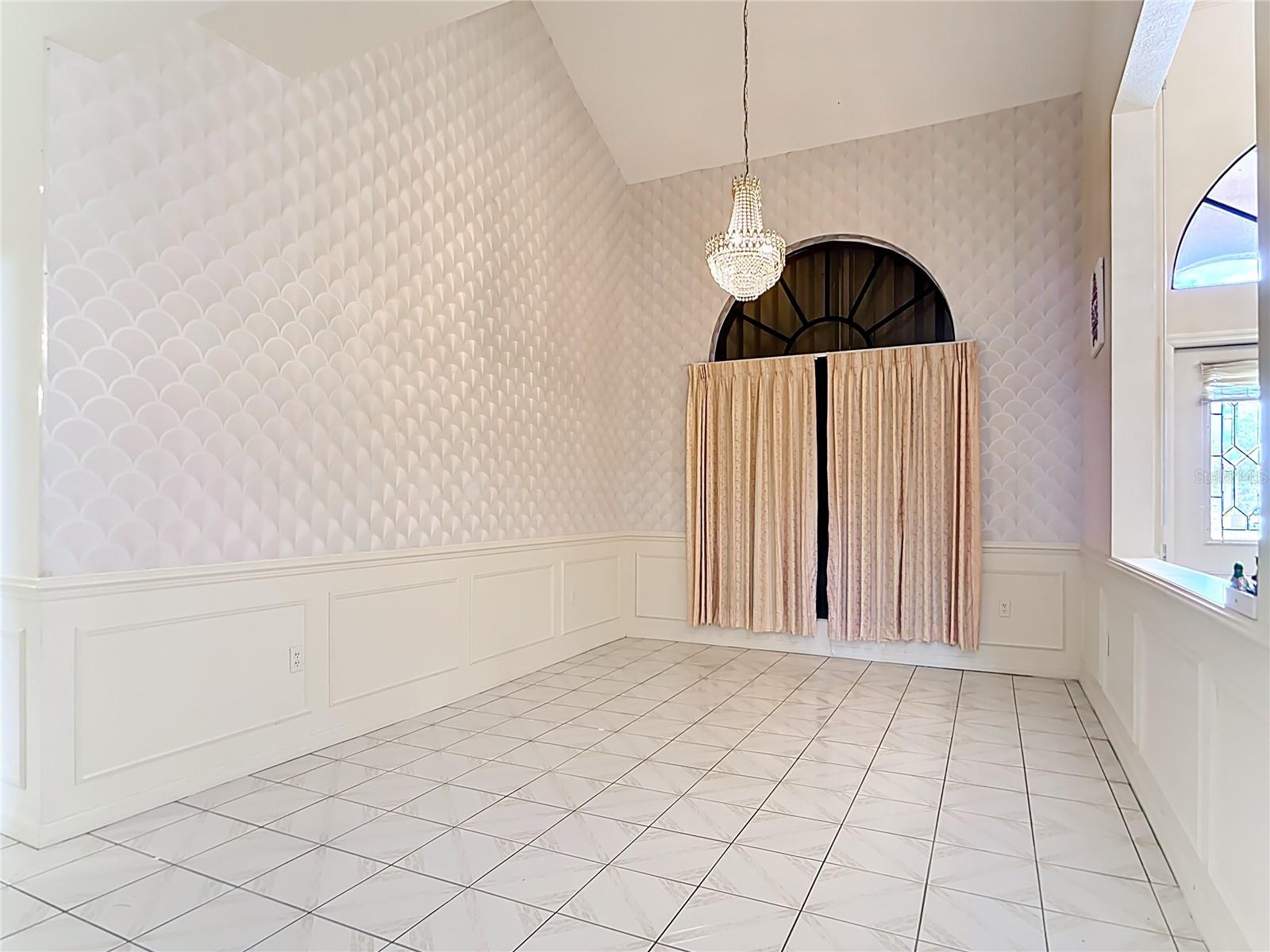 Image 17 of 81 For 134 Seville Place Sw