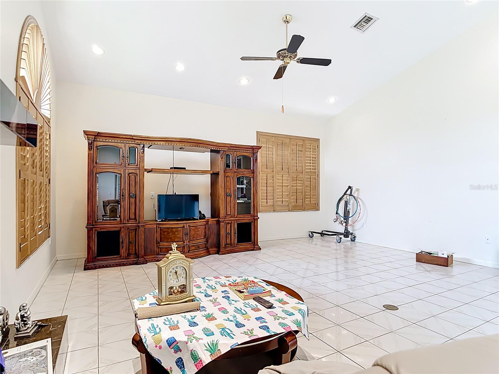 Image 28 of 81 For 134 Seville Place Sw
