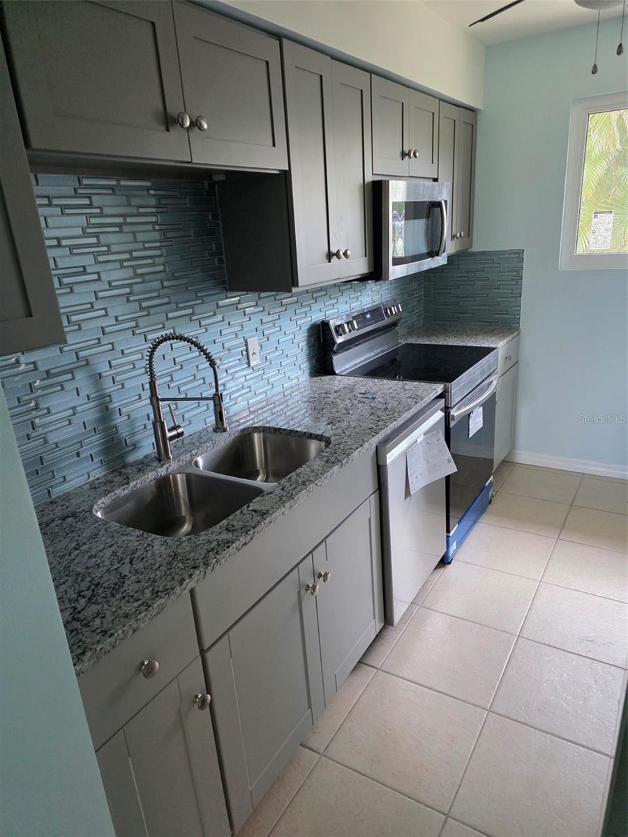 Image 3 of 22 For 1020 Marion Avenue 41