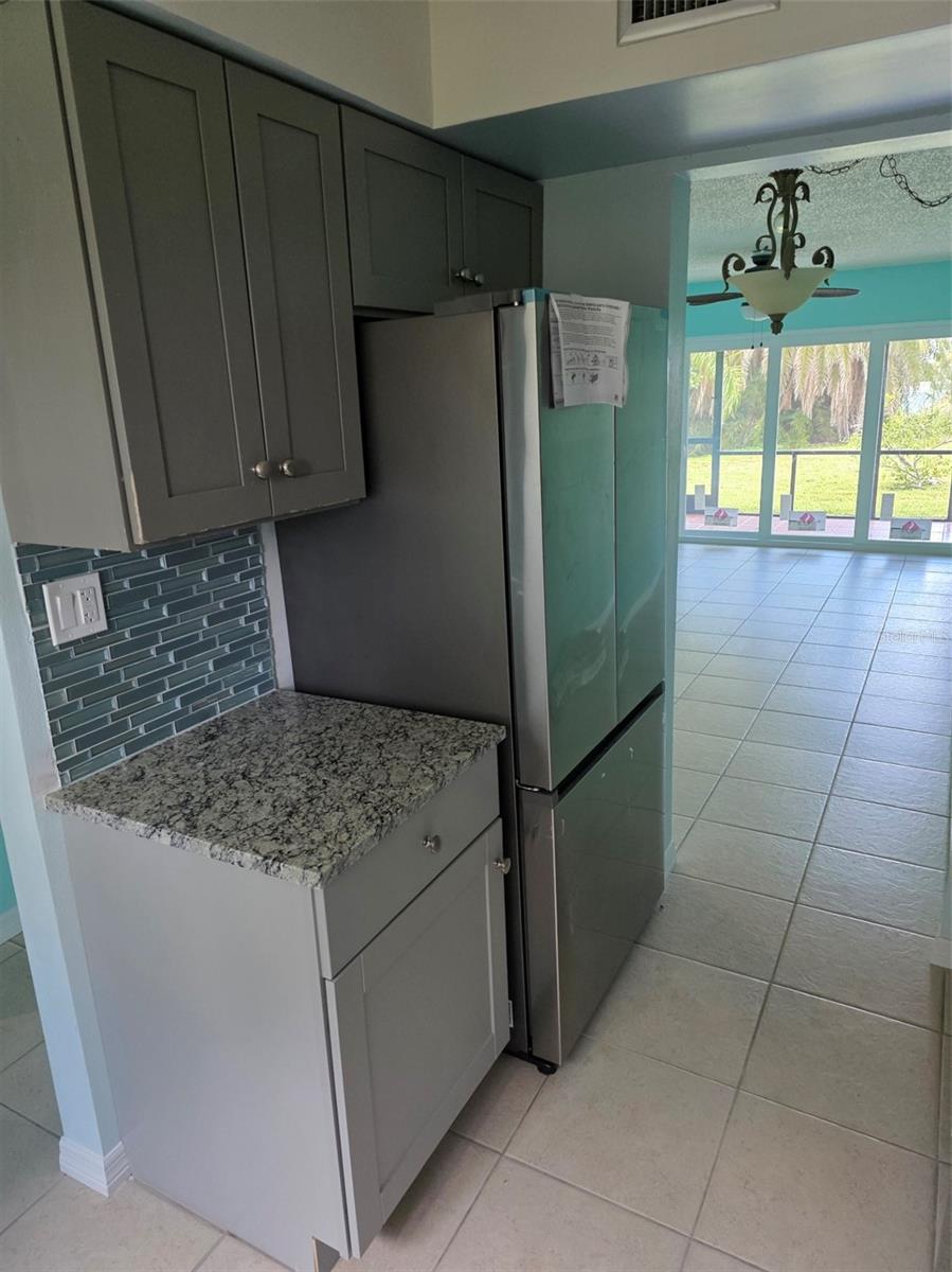 Image 4 of 22 For 1020 Marion Avenue 41