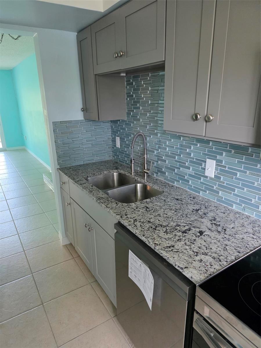 Image 5 of 22 For 1020 Marion Avenue 41