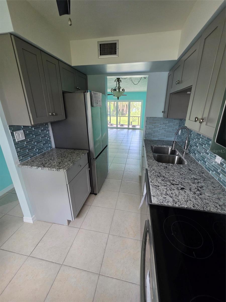 Image 7 of 22 For 1020 Marion Avenue 41