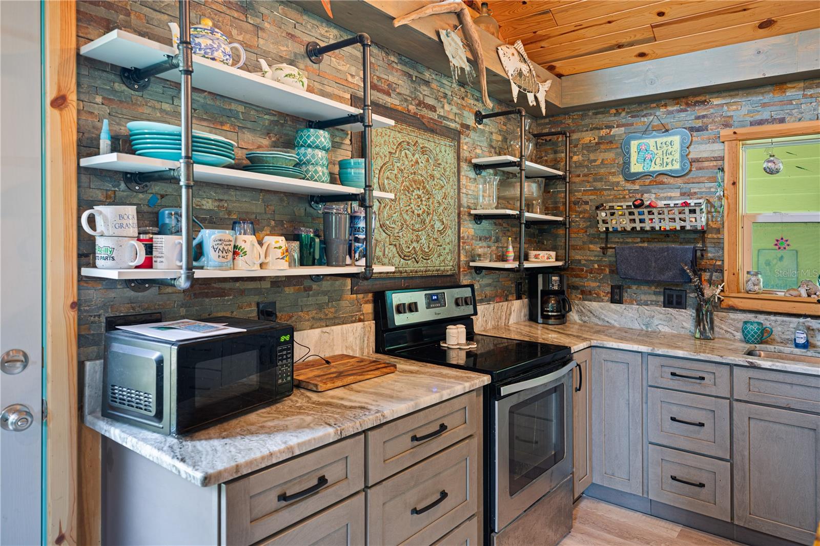 Listing photo id 8 for 7348 Coach Road