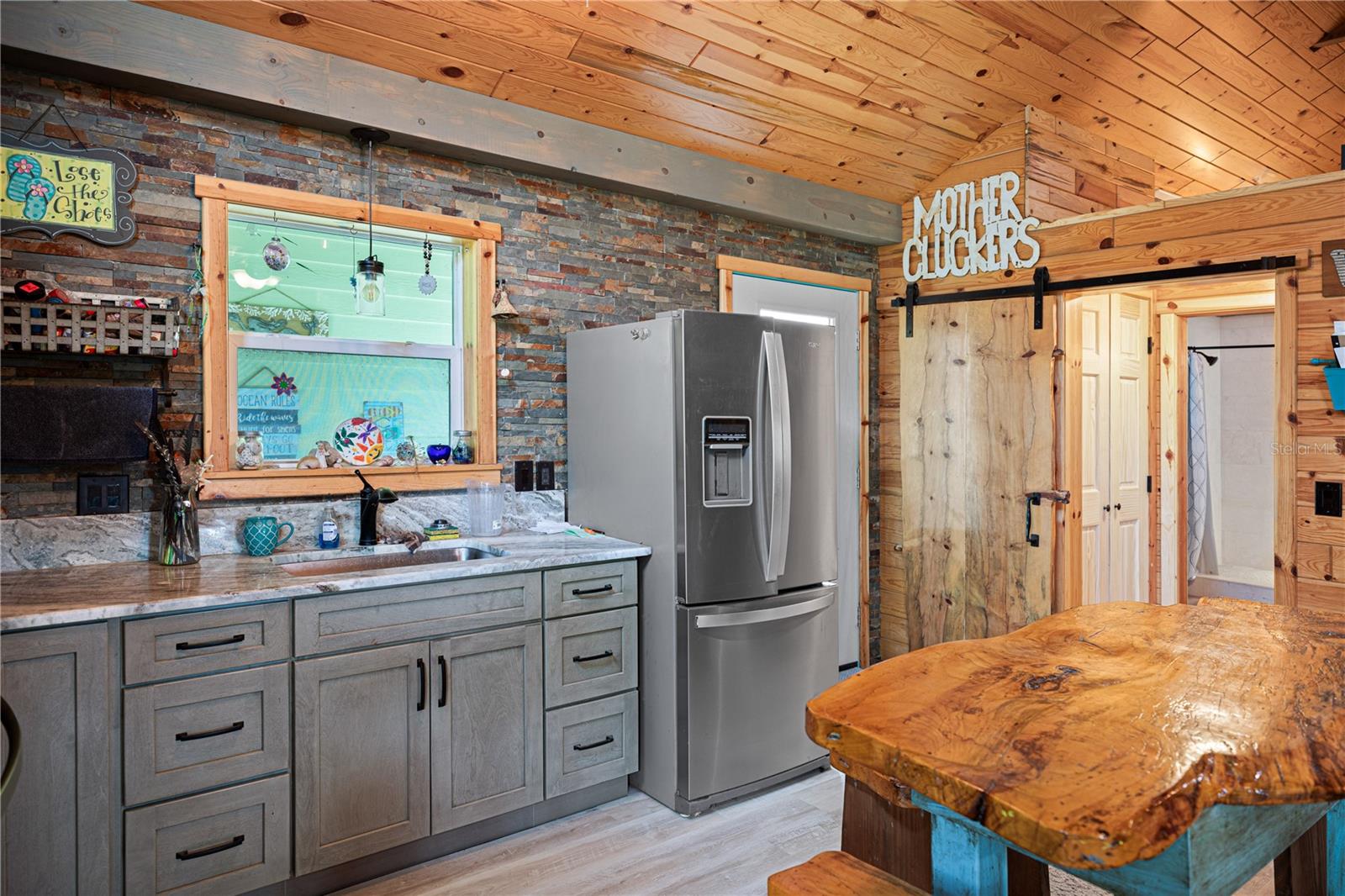 Listing photo id 9 for 7348 Coach Road