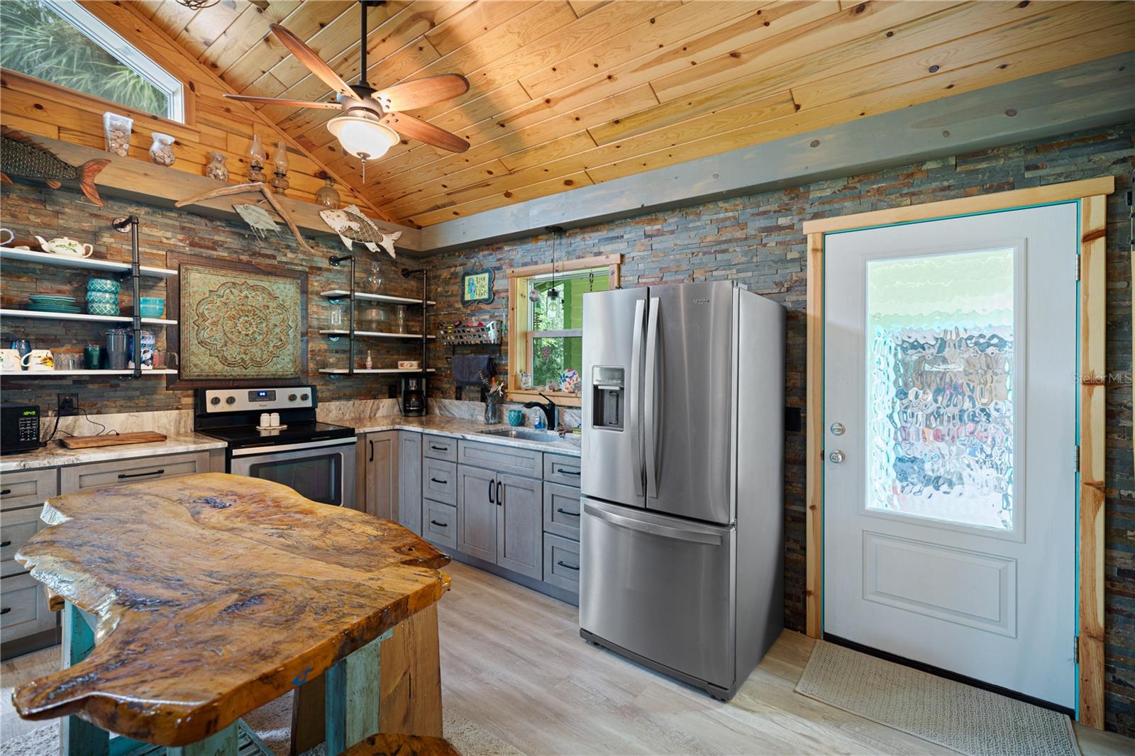 Listing photo id 10 for 7348 Coach Road