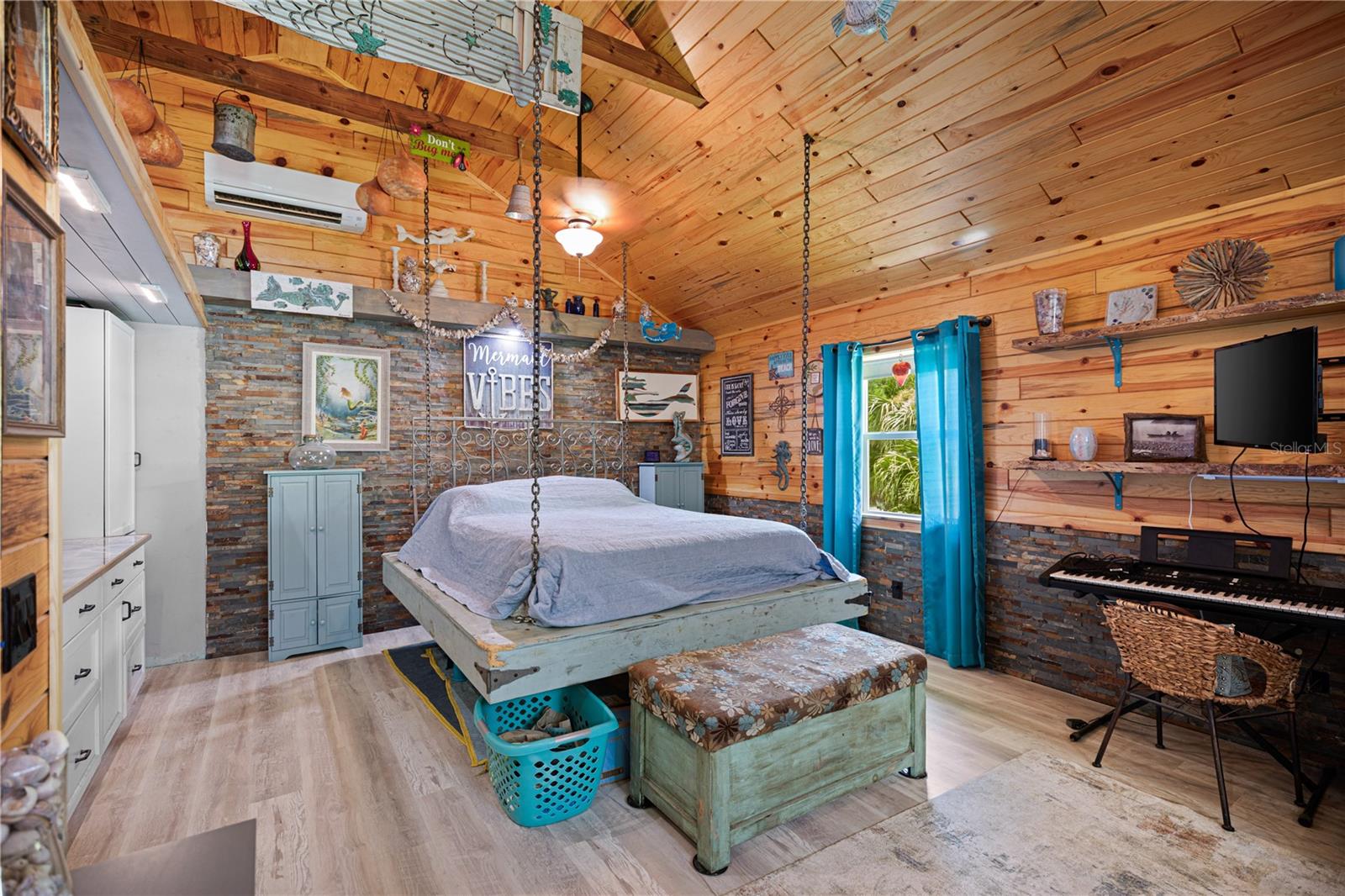 Listing photo id 11 for 7348 Coach Road