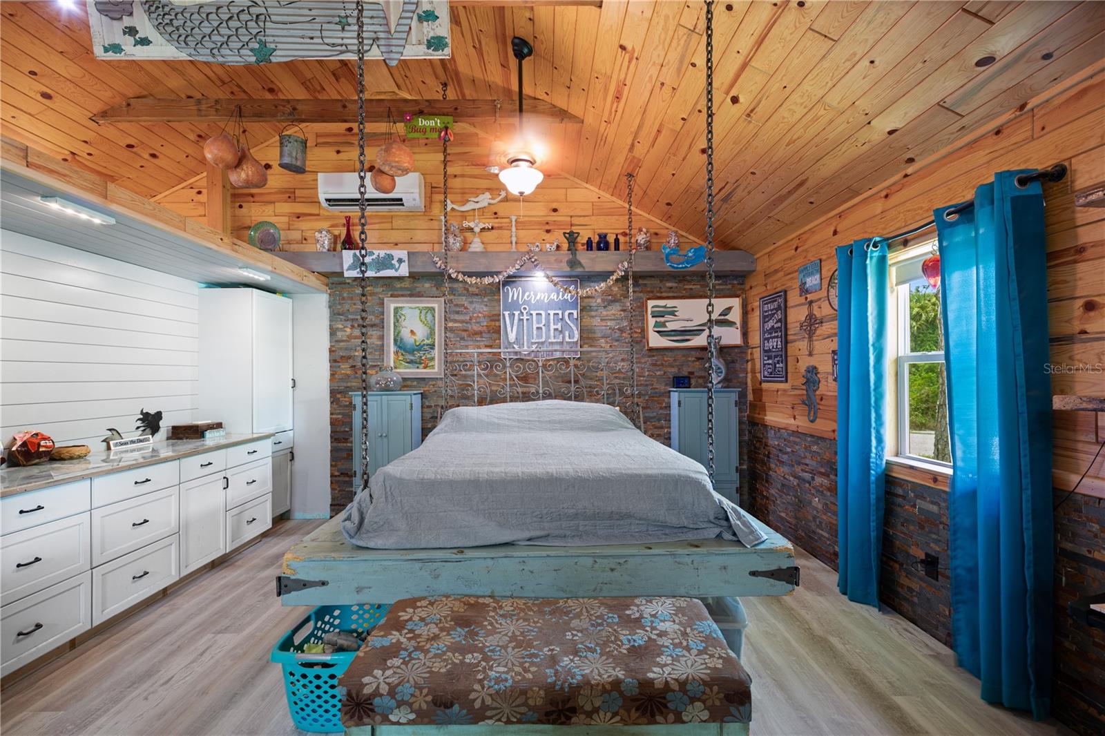 Listing photo id 12 for 7348 Coach Road