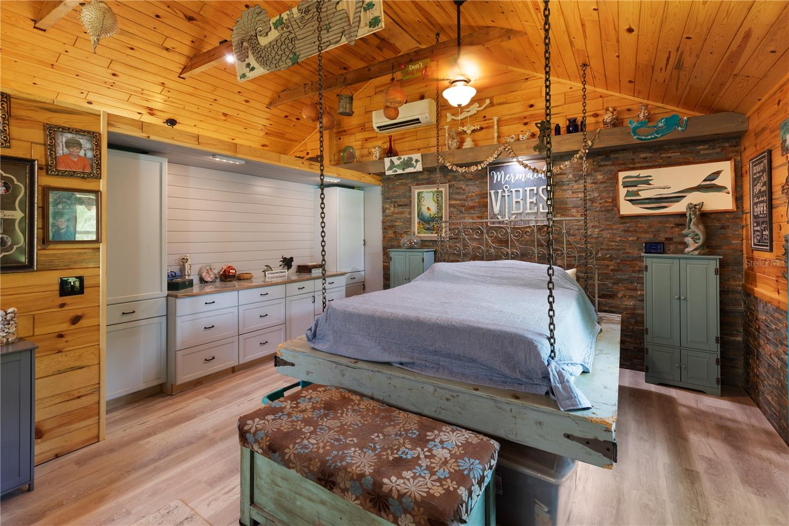 Listing photo id 13 for 7348 Coach Road