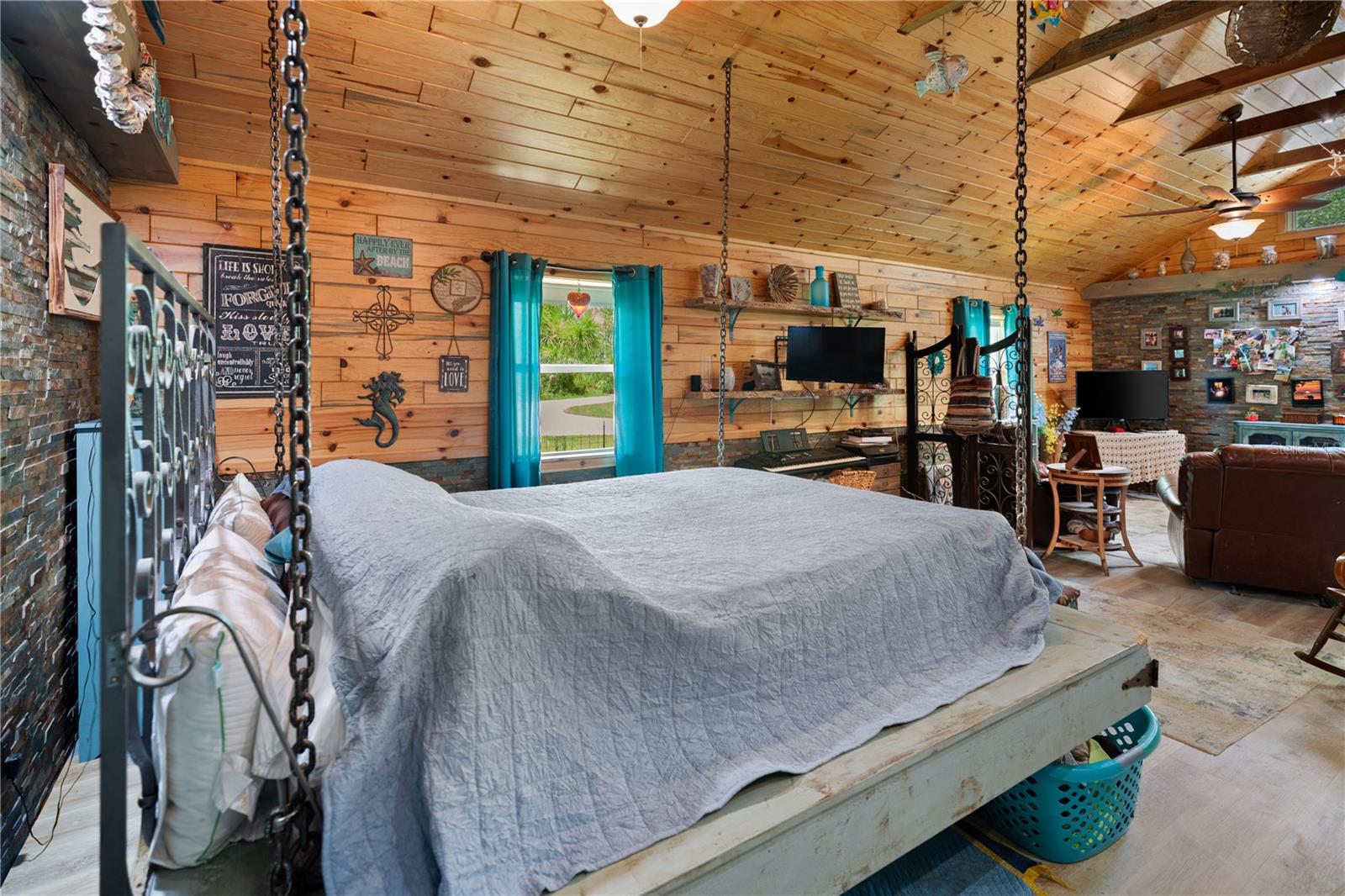 Listing photo id 14 for 7348 Coach Road