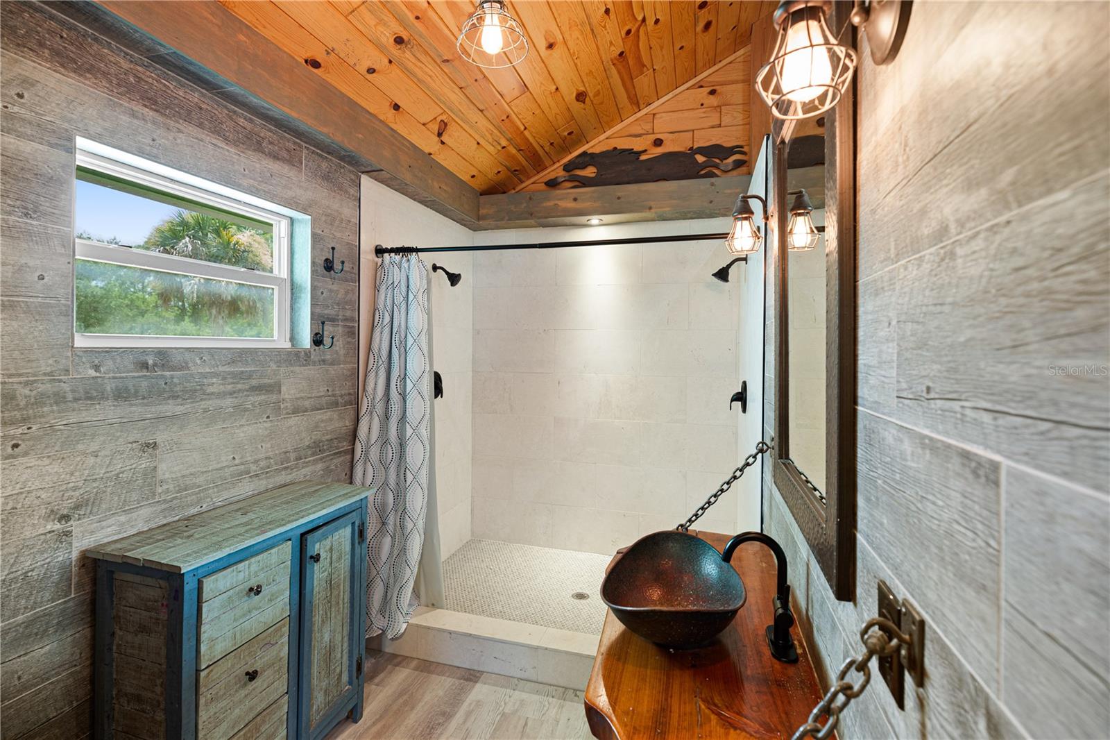 Listing photo id 16 for 7348 Coach Road