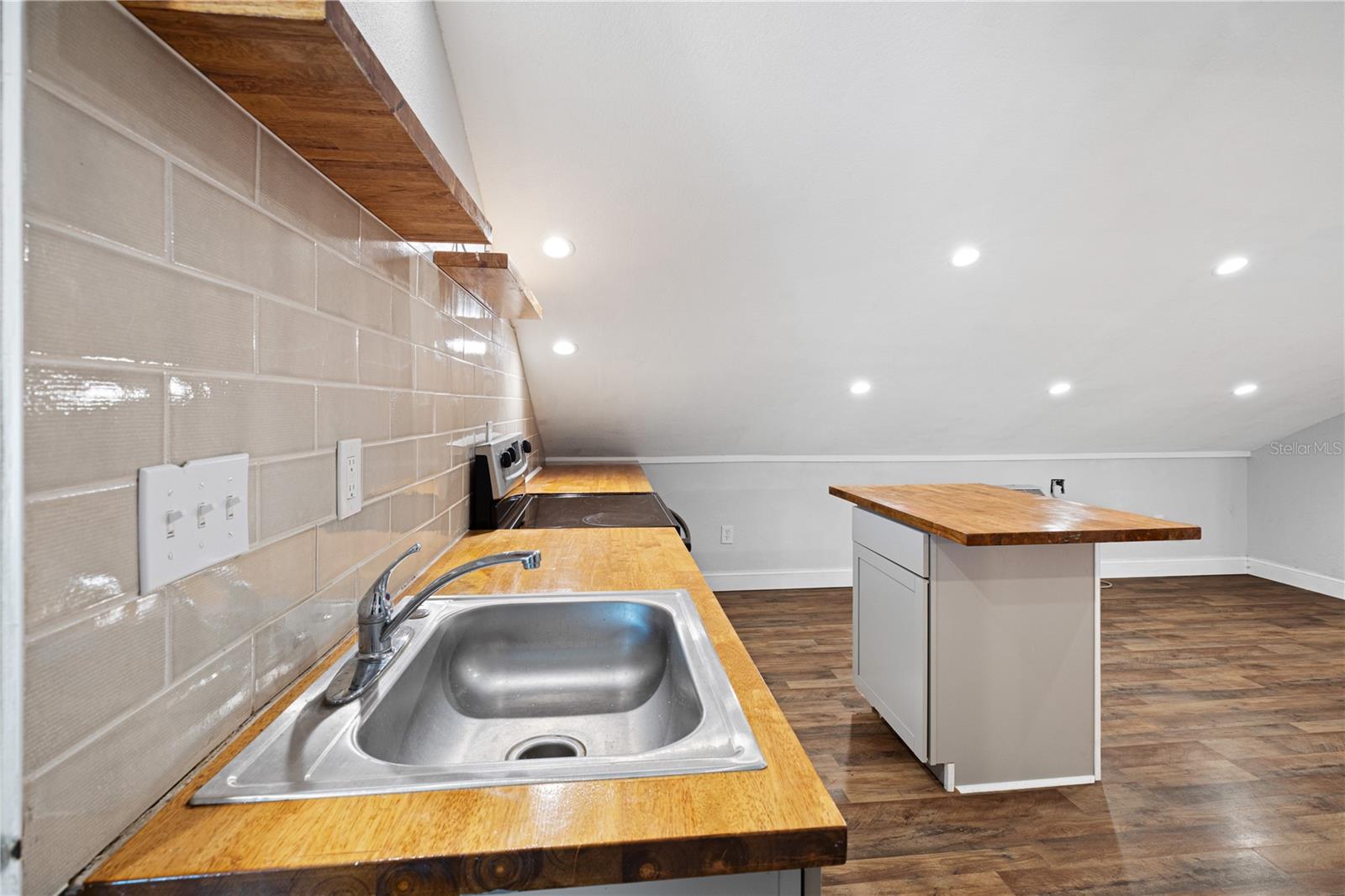 Listing photo id 30 for 7348 Coach Road