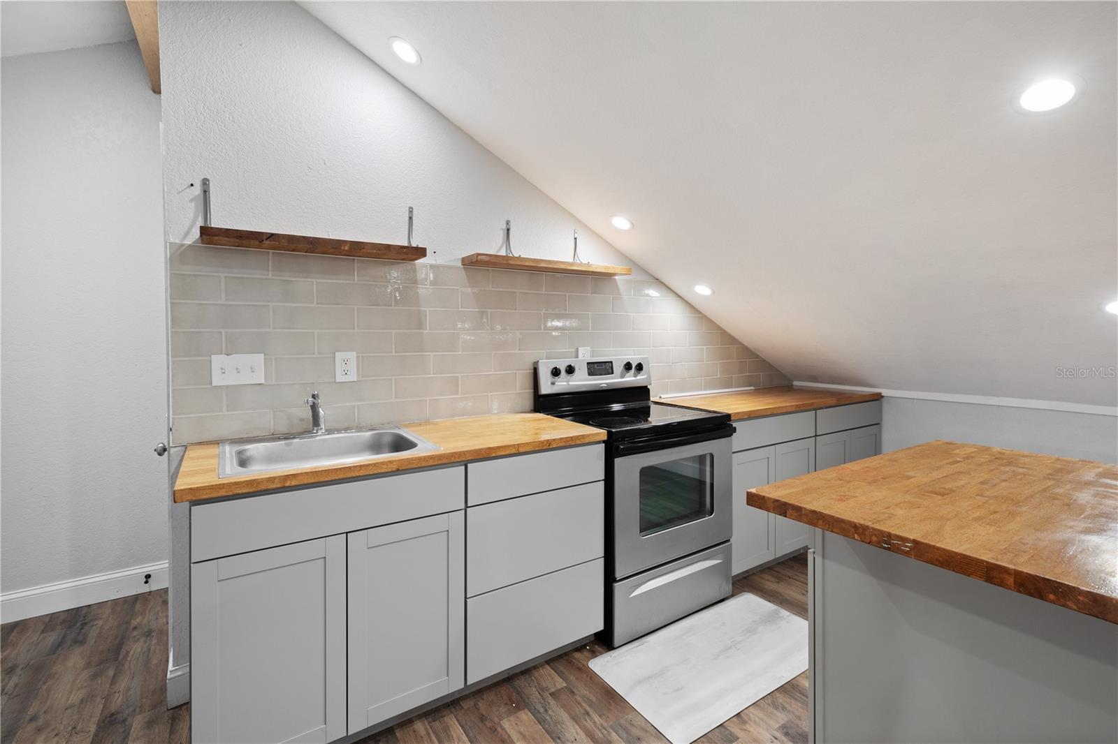 Listing photo id 31 for 7348 Coach Road