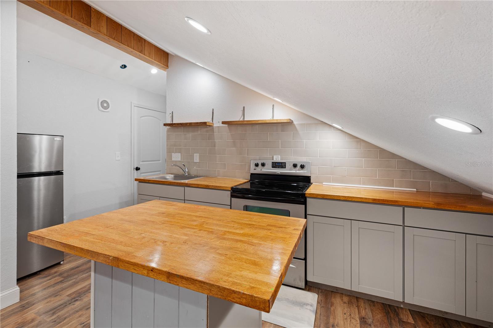 Listing photo id 32 for 7348 Coach Road