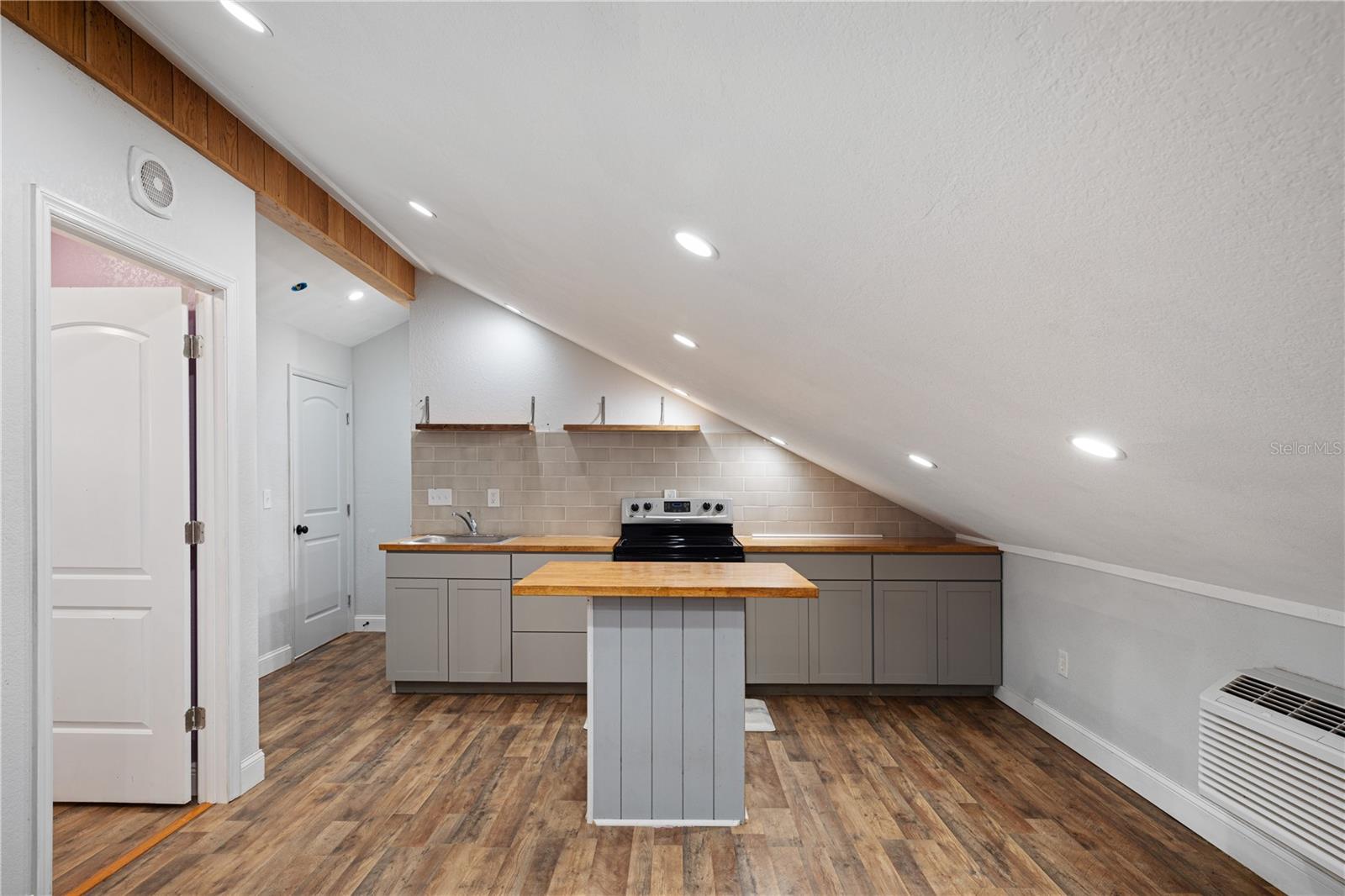 Listing photo id 34 for 7348 Coach Road