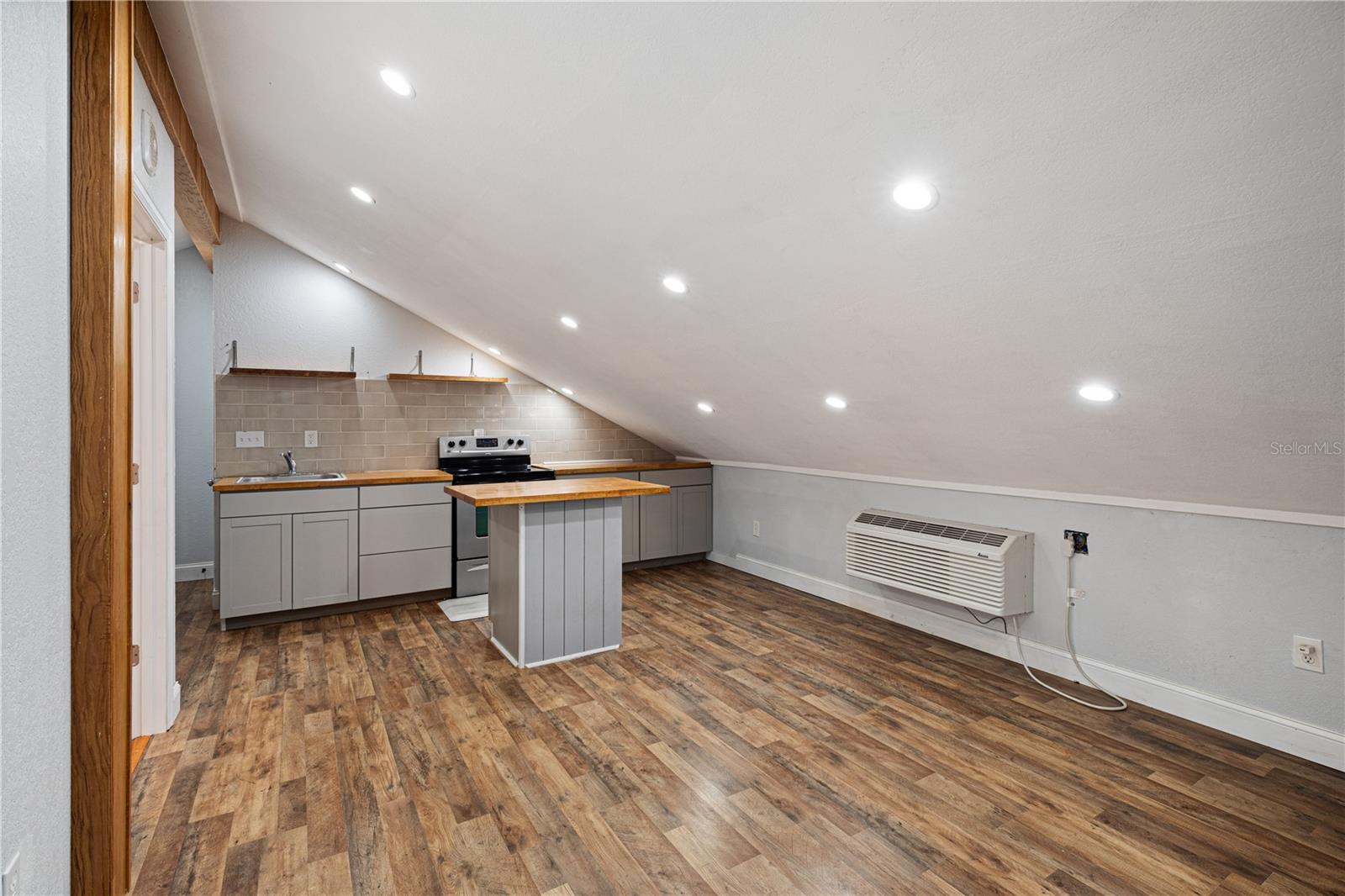 Listing photo id 36 for 7348 Coach Road