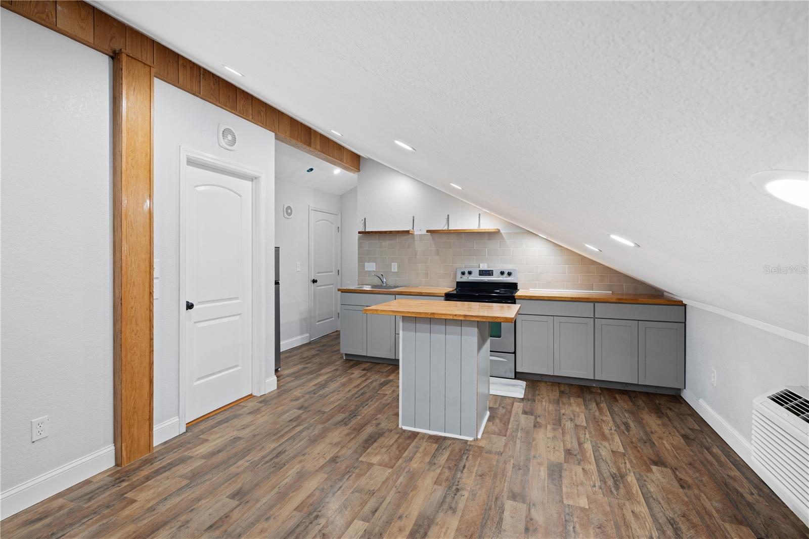 Listing photo id 37 for 7348 Coach Road