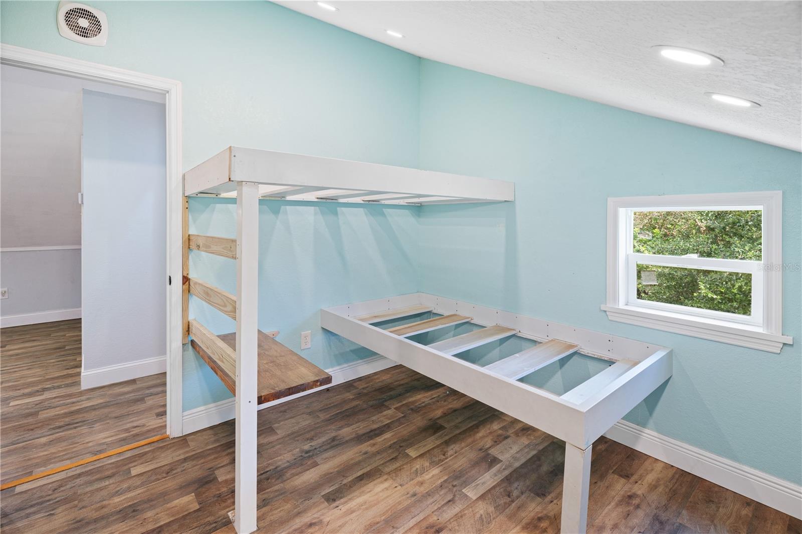 Listing photo id 45 for 7348 Coach Road