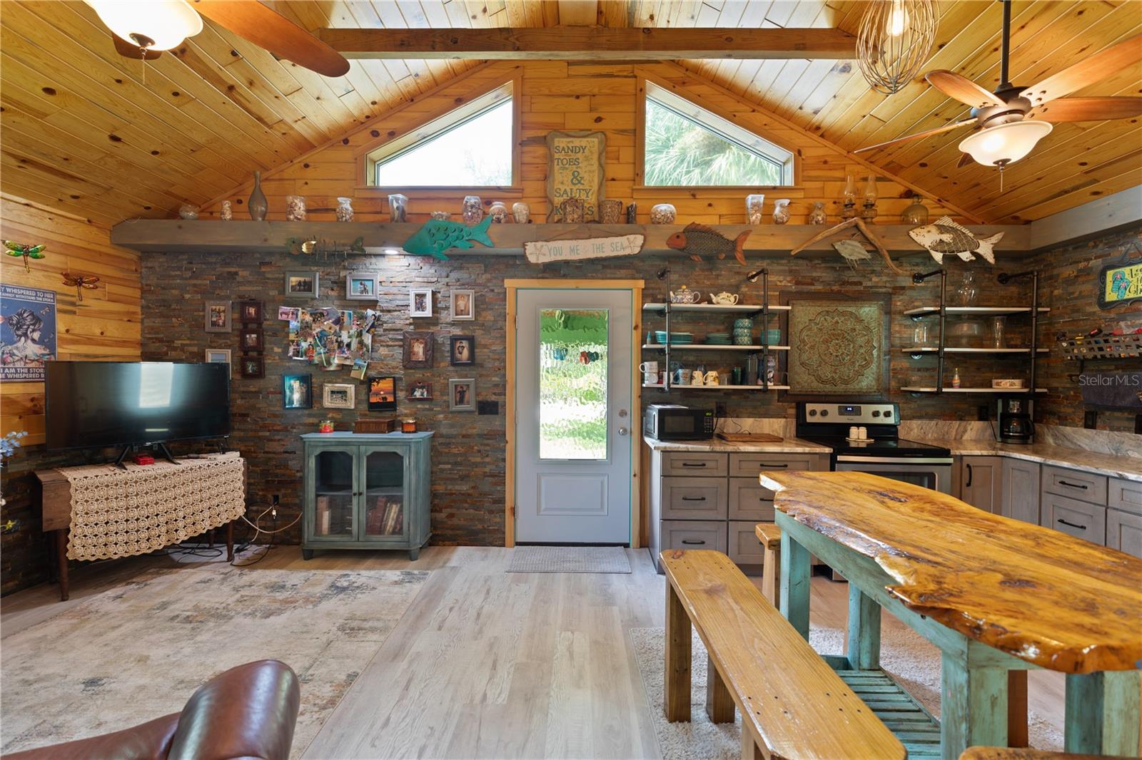 Listing photo id 5 for 7348 Coach Road