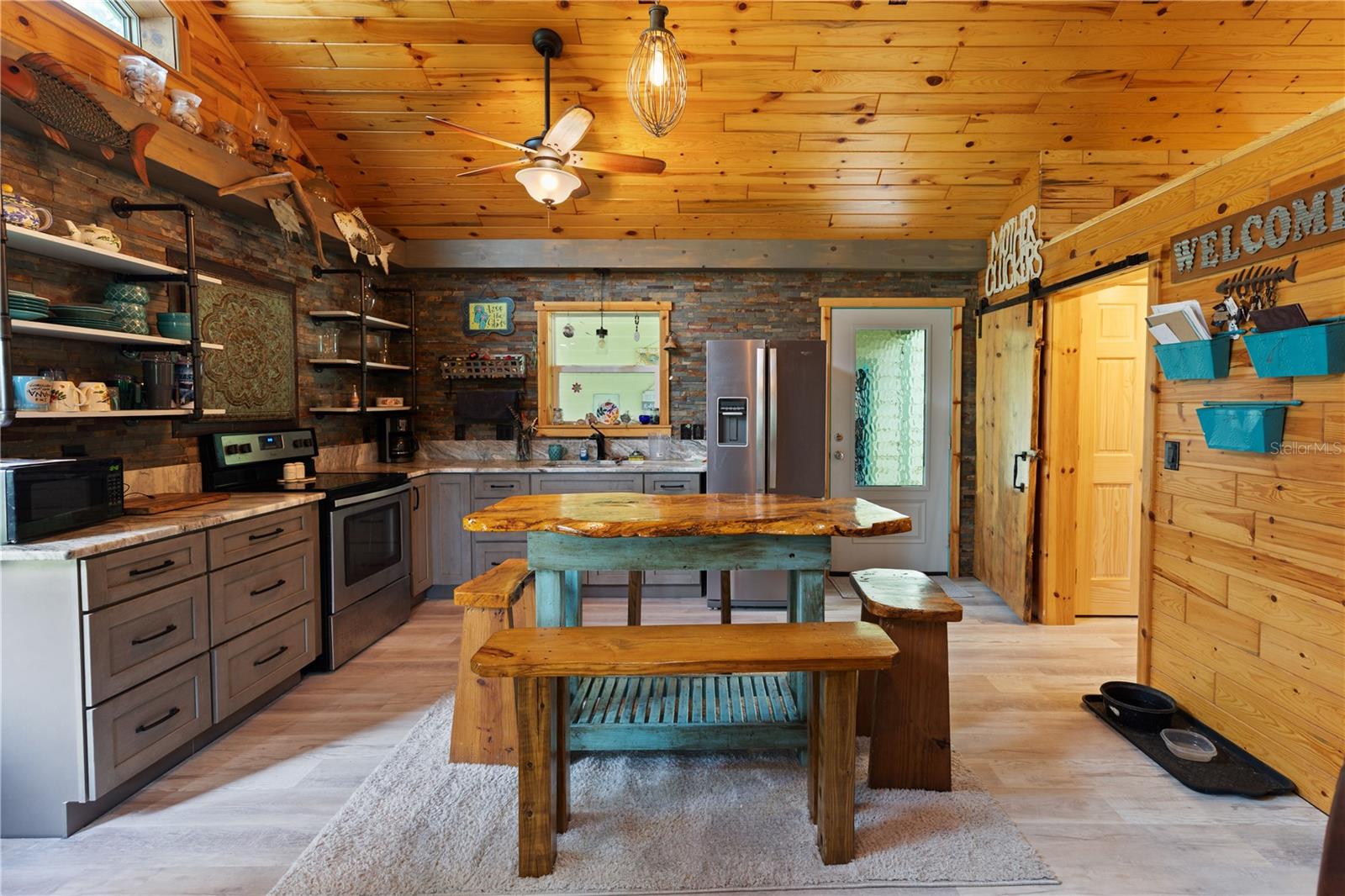 Listing photo id 6 for 7348 Coach Road