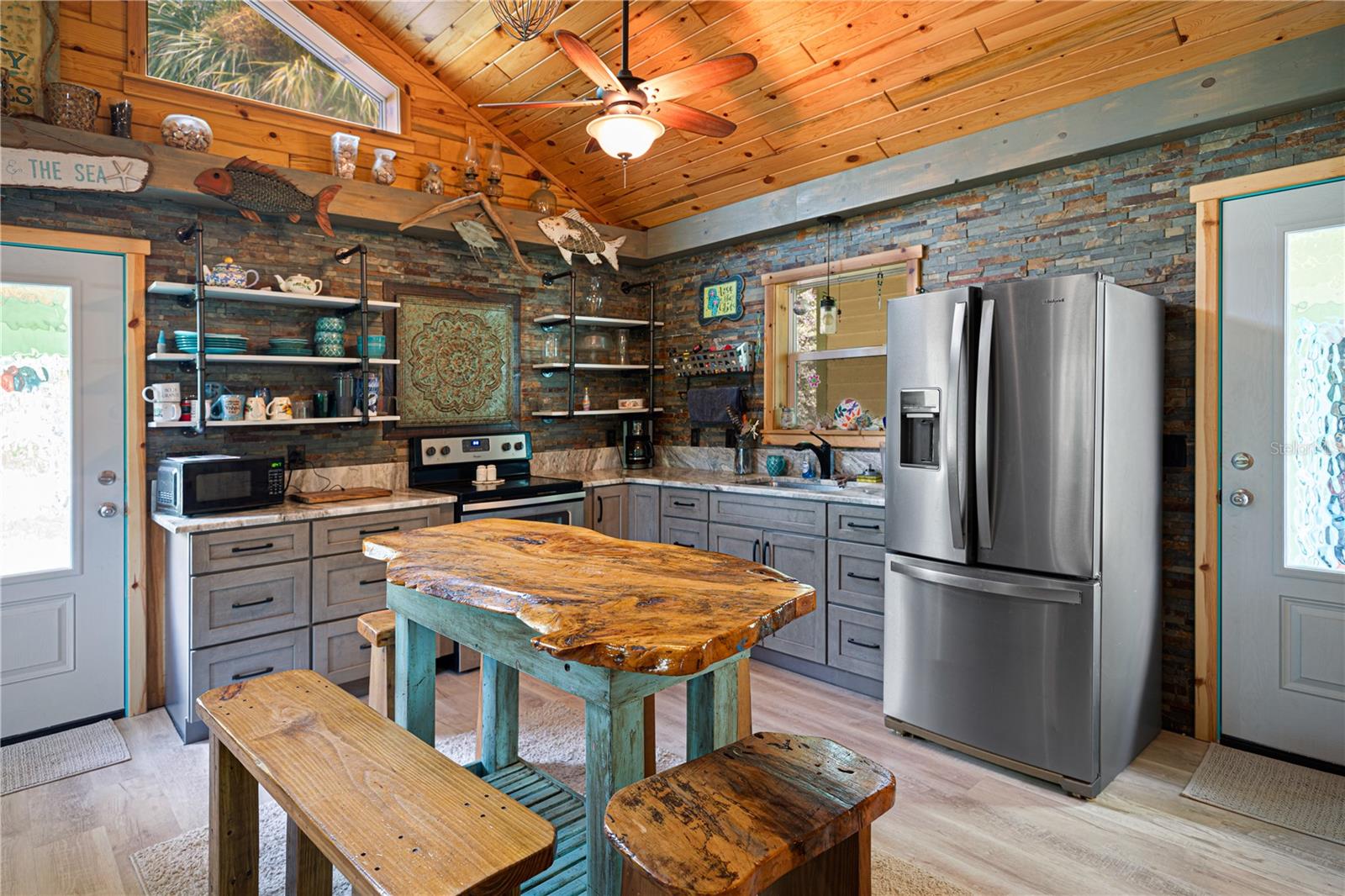 Listing photo id 7 for 7348 Coach Road