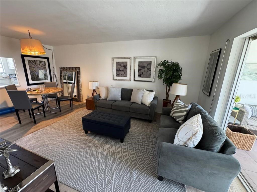 Image 4 of 11 For 1900 Alamanda Drive 303