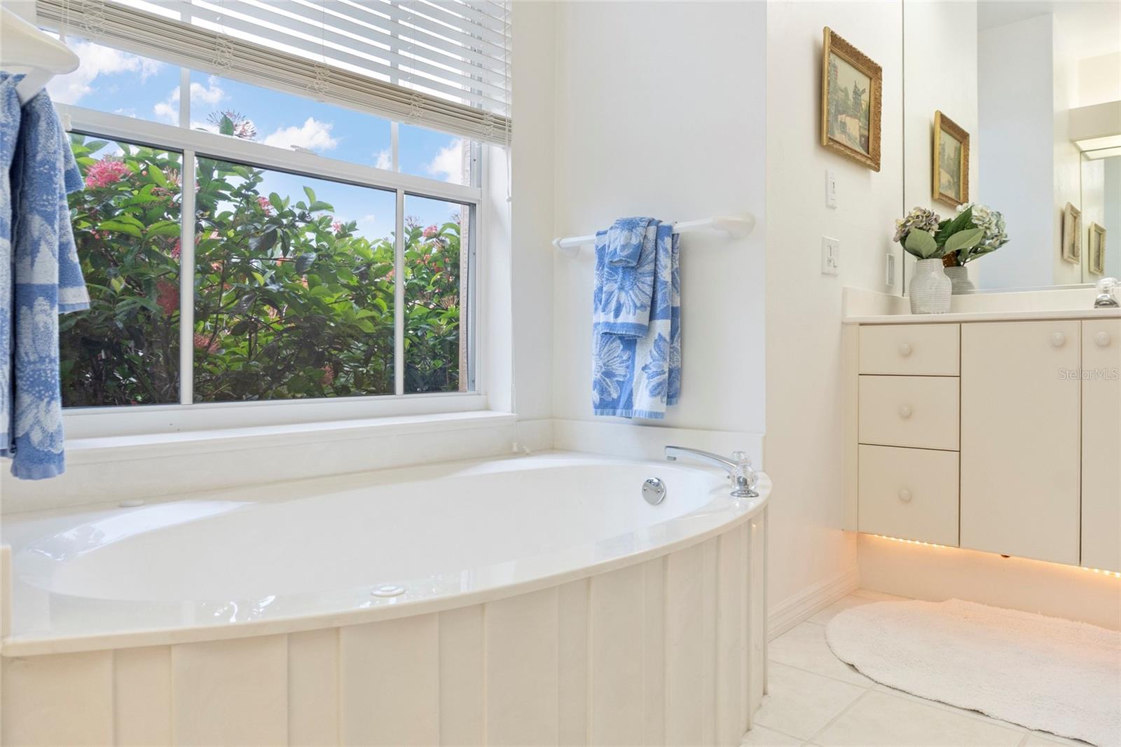 Image 16 of 36 For 1883 Canary Palm Way