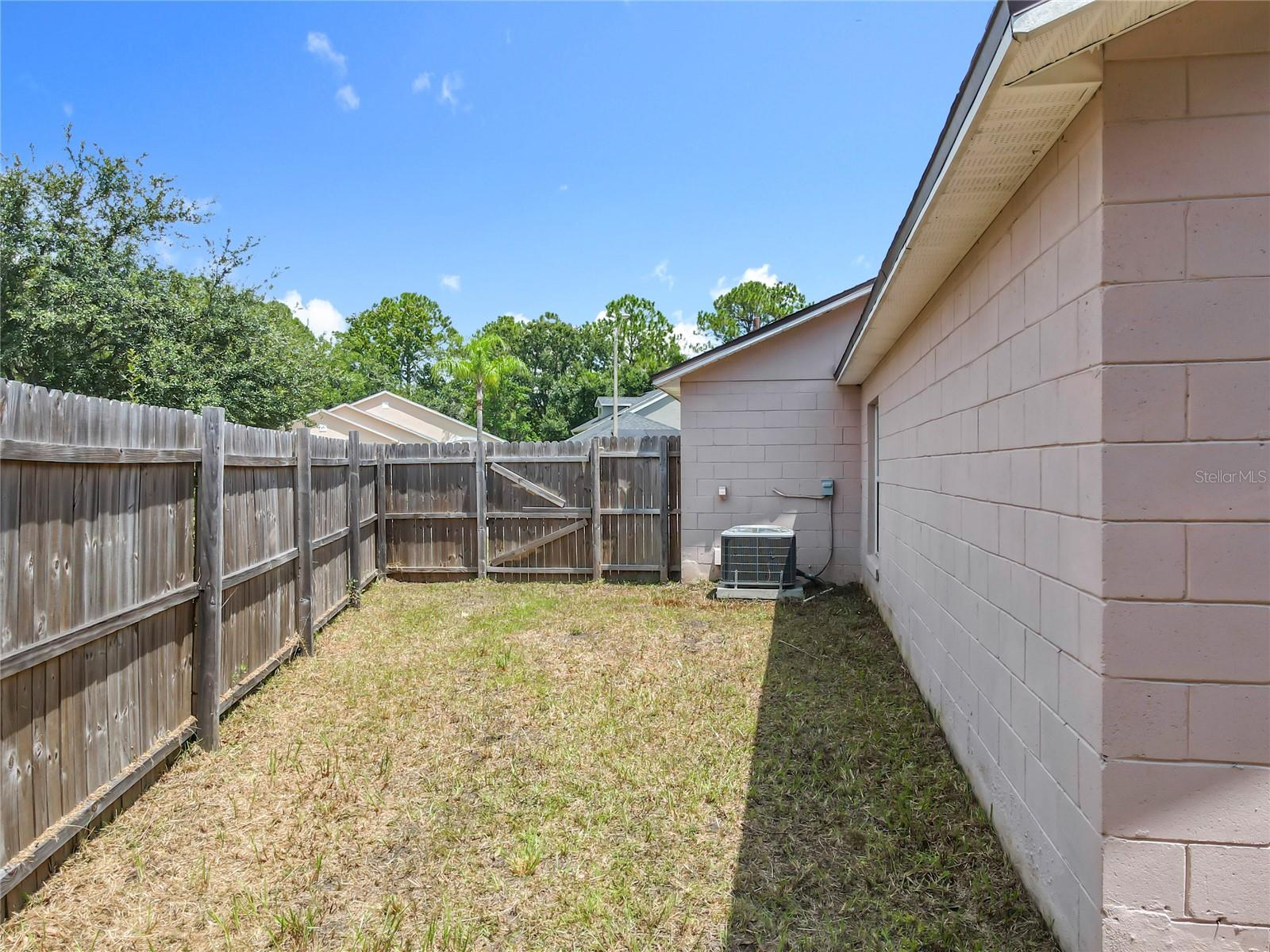 Image 32 of 42 For 718 Palmera Street