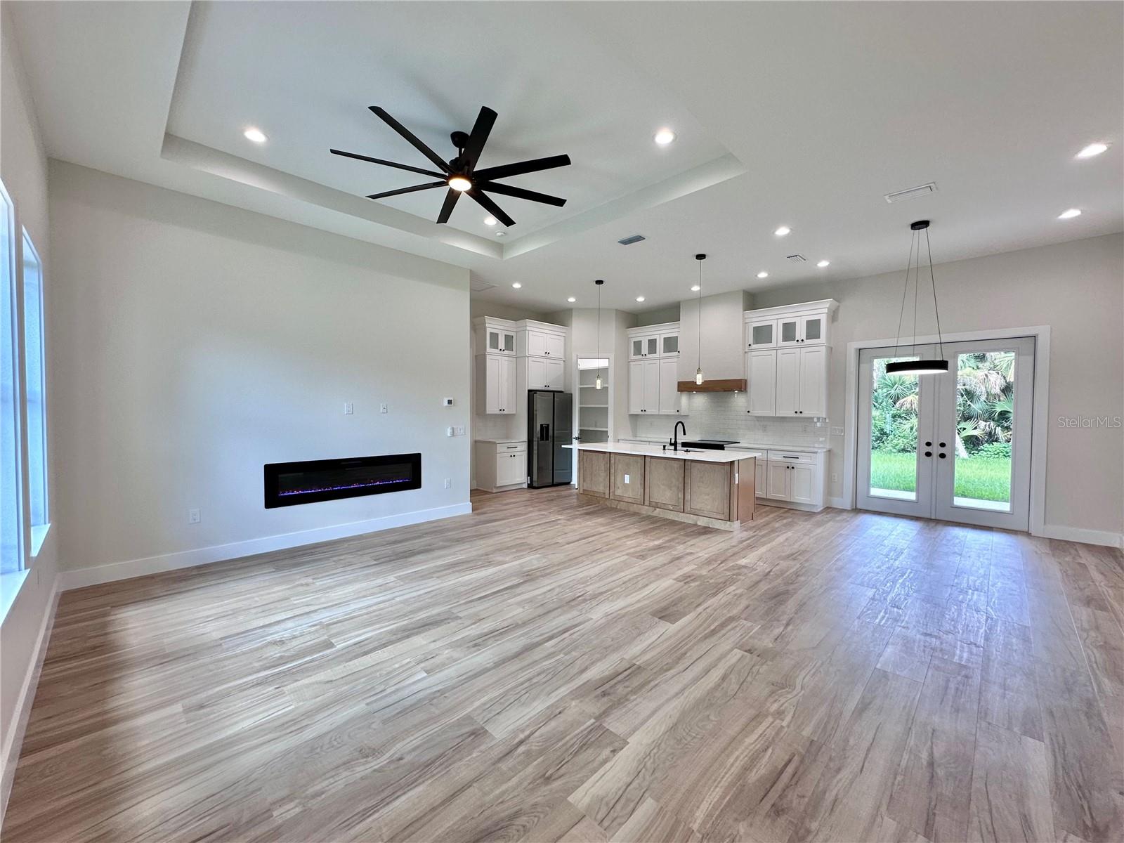 Listing photo id 8 for 3739 Garbett Terrace