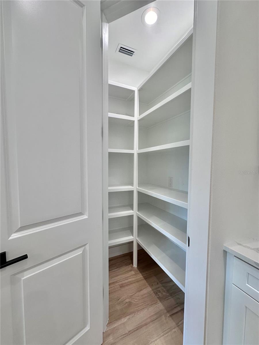 Listing photo id 13 for 3739 Garbett Terrace