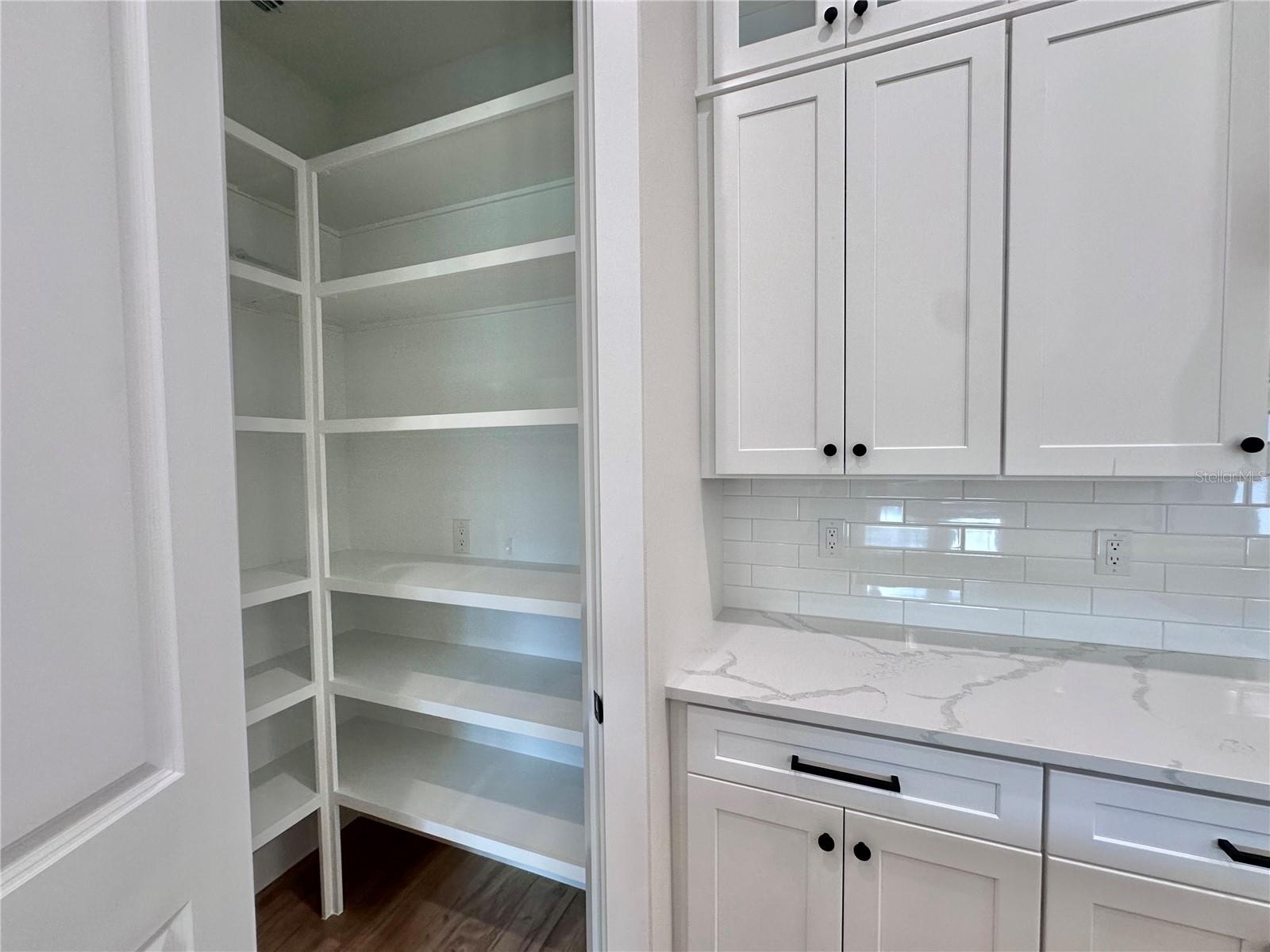 Listing photo id 14 for 3739 Garbett Terrace