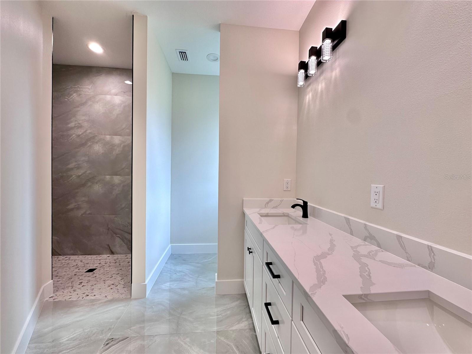 Listing photo id 17 for 3739 Garbett Terrace