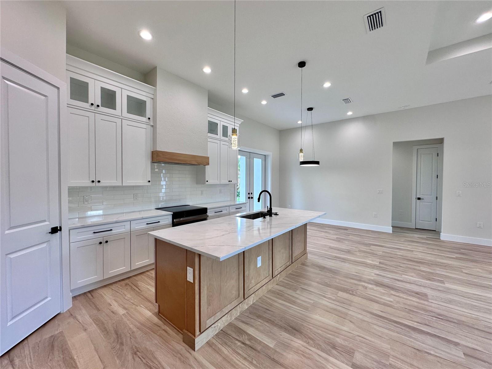 Listing photo id 0 for 3739 Garbett Terrace